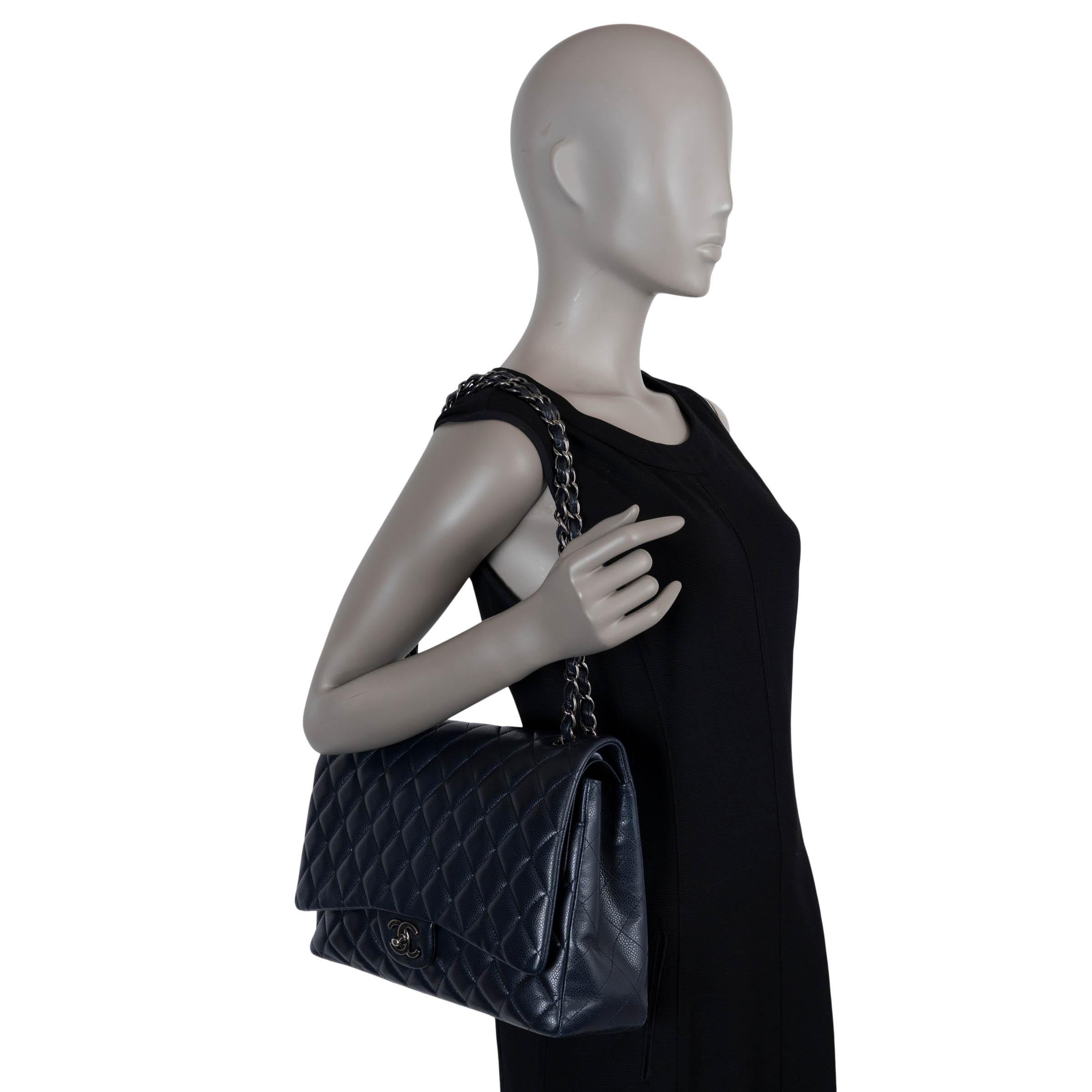 CHANEL - Sac à bandoulière CLASSIC MAXI en cuir Caviar bleu nuit en vente 4