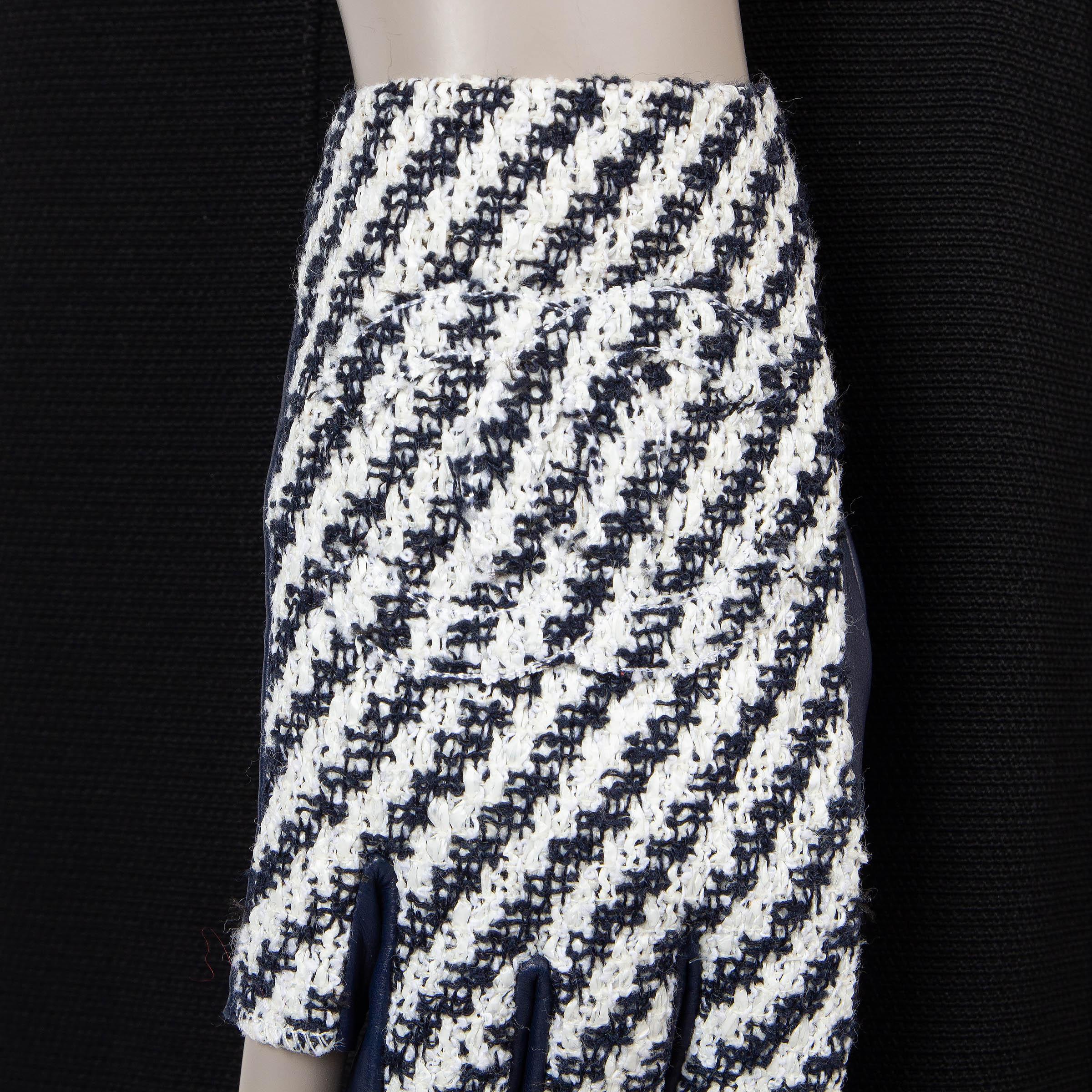 Black CHANEL midnight blue CC TWEED & LEATHER FINGERLESS Gloves 7.5 For Sale