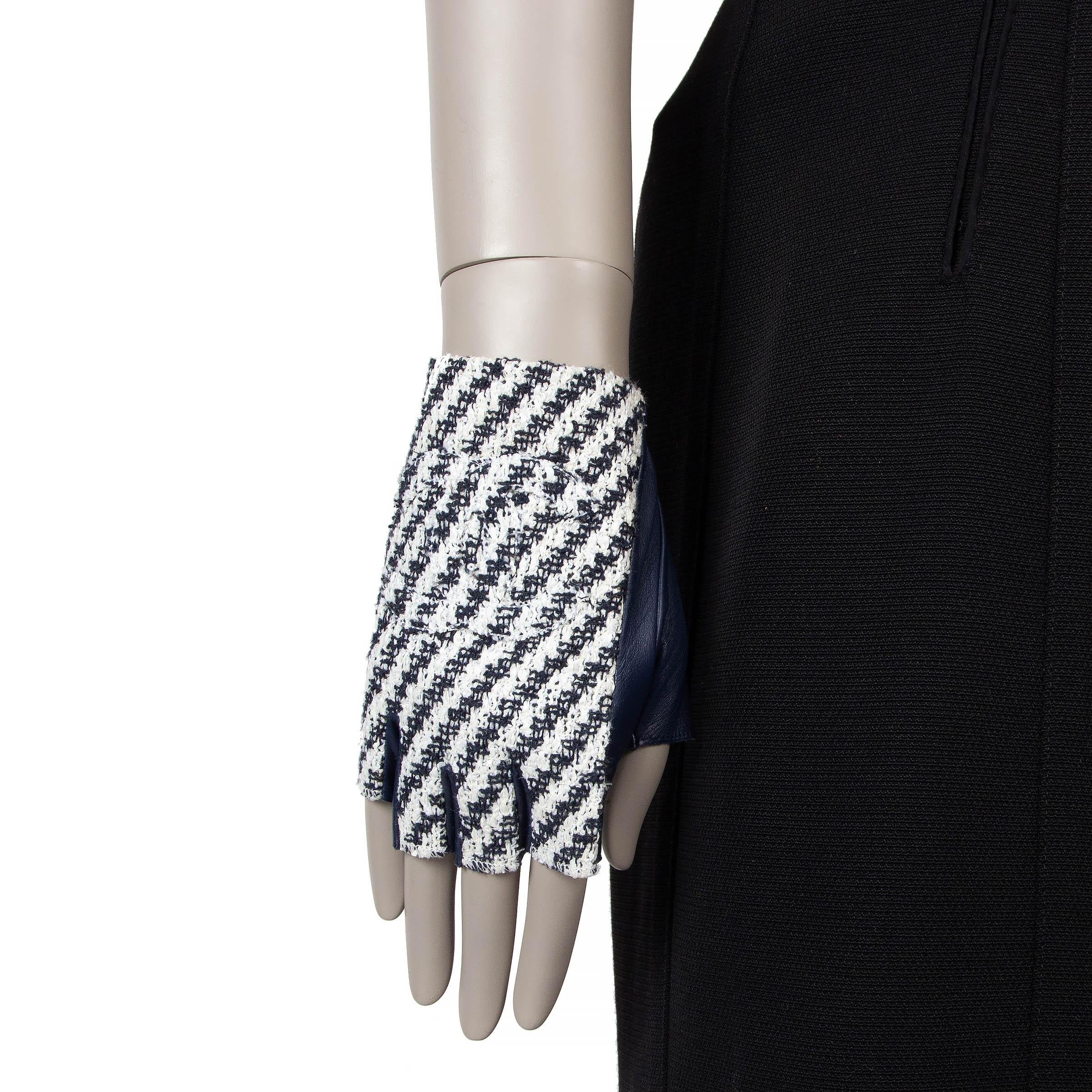 Women's CHANEL midnight blue CC TWEED & LEATHER FINGERLESS Gloves 7.5 For Sale