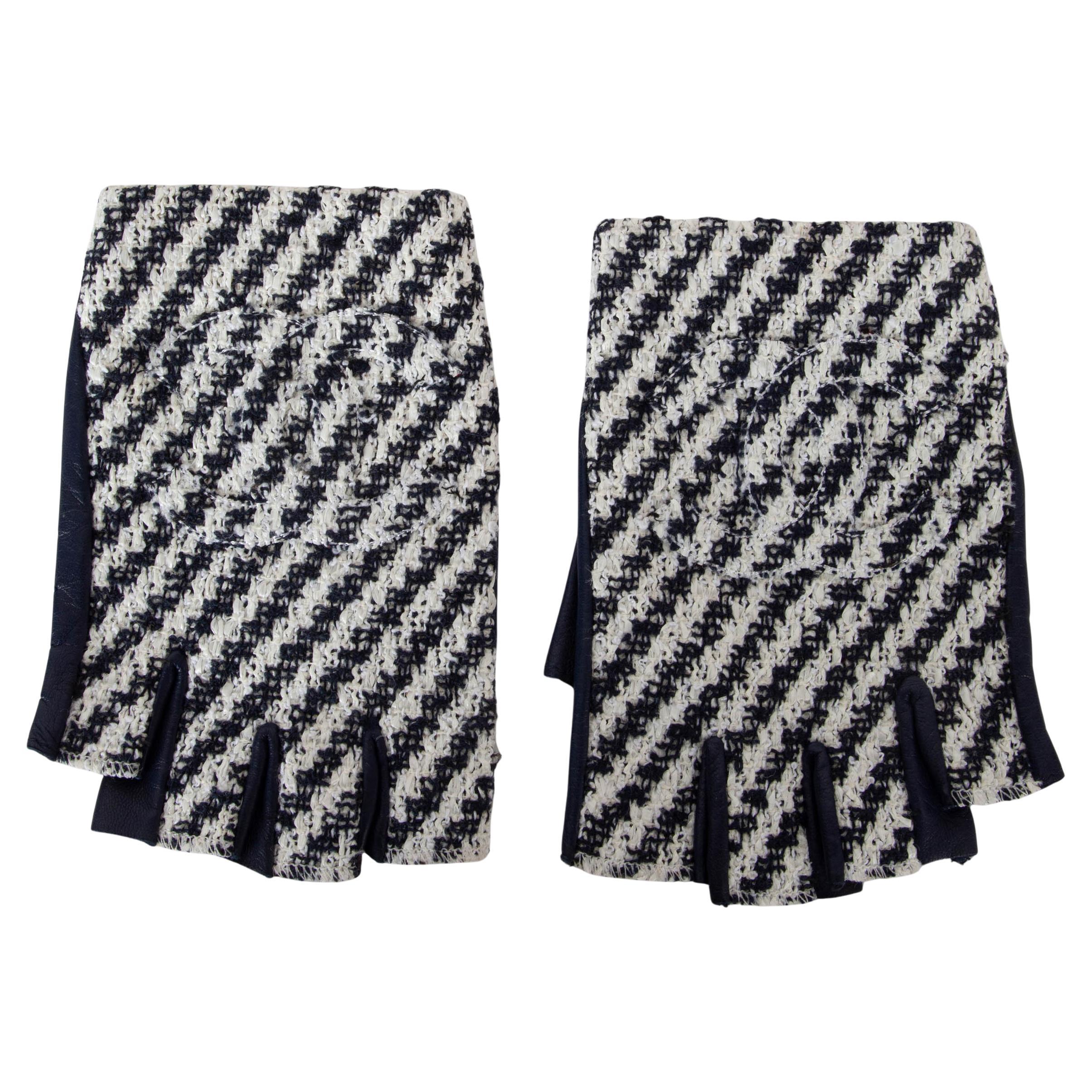 CHANEL midnight blue CC TWEED & LEATHER FINGERLESS Gloves 7.5