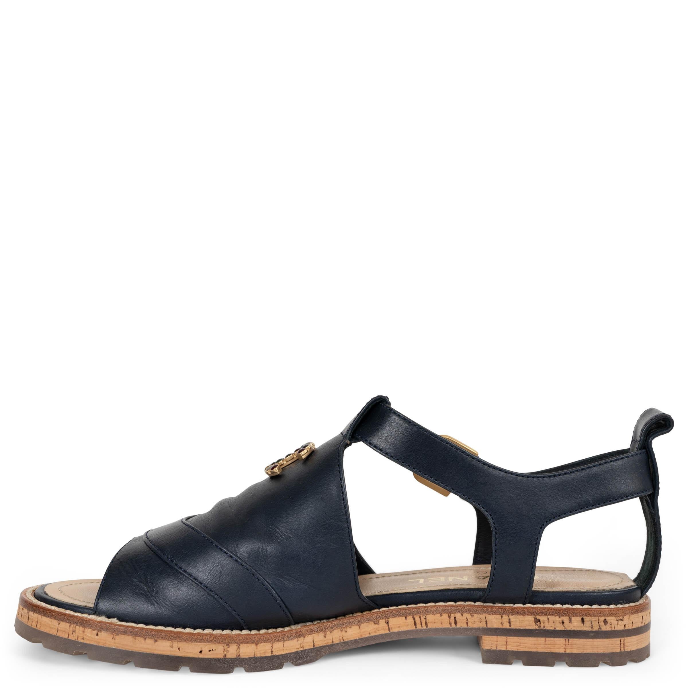 CHANEL Mitternachtsblaue flache Sandalen aus Leder 15P CC Schuhe 38,5 (Schwarz) im Angebot