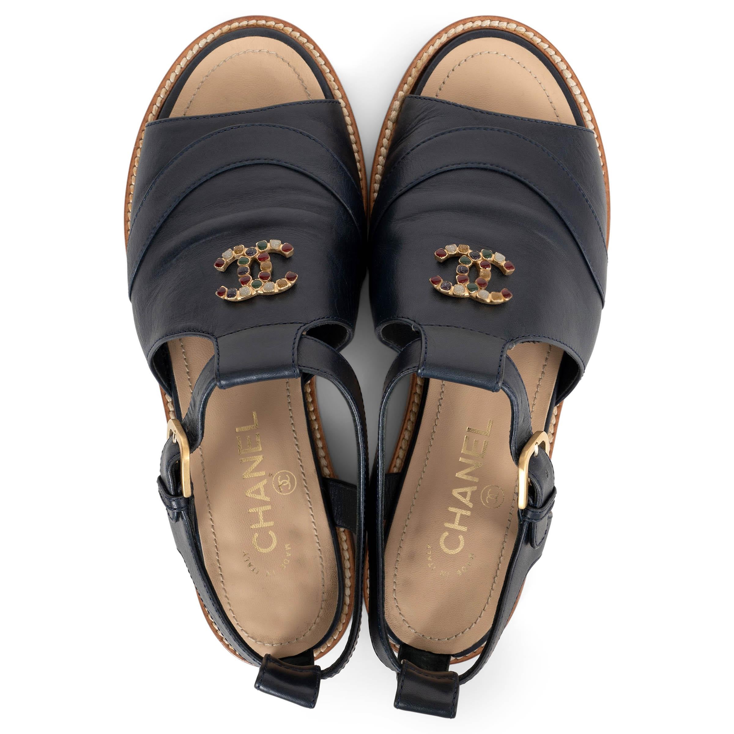 CHANEL Mitternachtsblaue flache Sandalen aus Leder 15P CC Schuhe 38,5 im Angebot 1