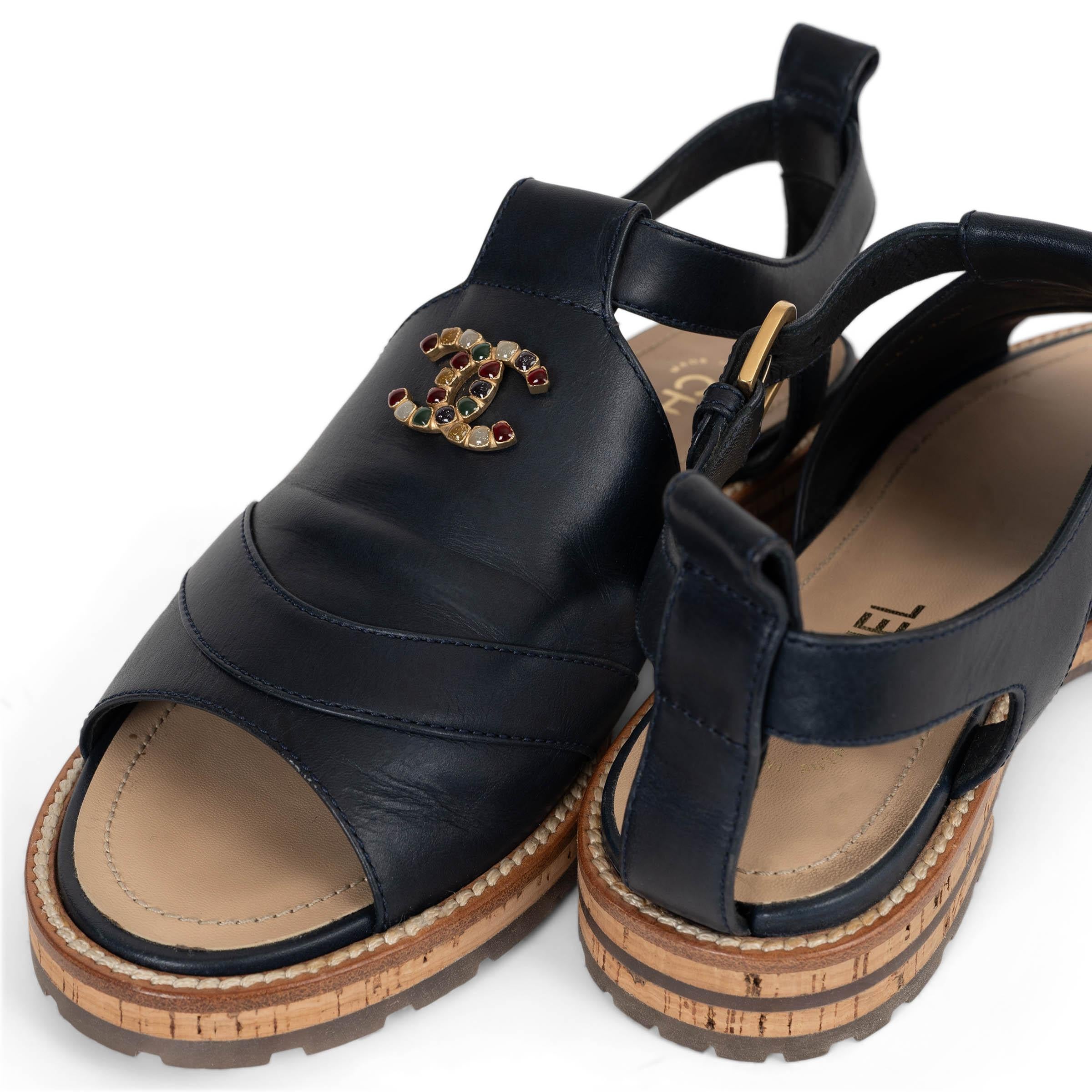 CHANEL Mitternachtsblaue flache Sandalen aus Leder 15P CC Schuhe 38,5 im Angebot 2