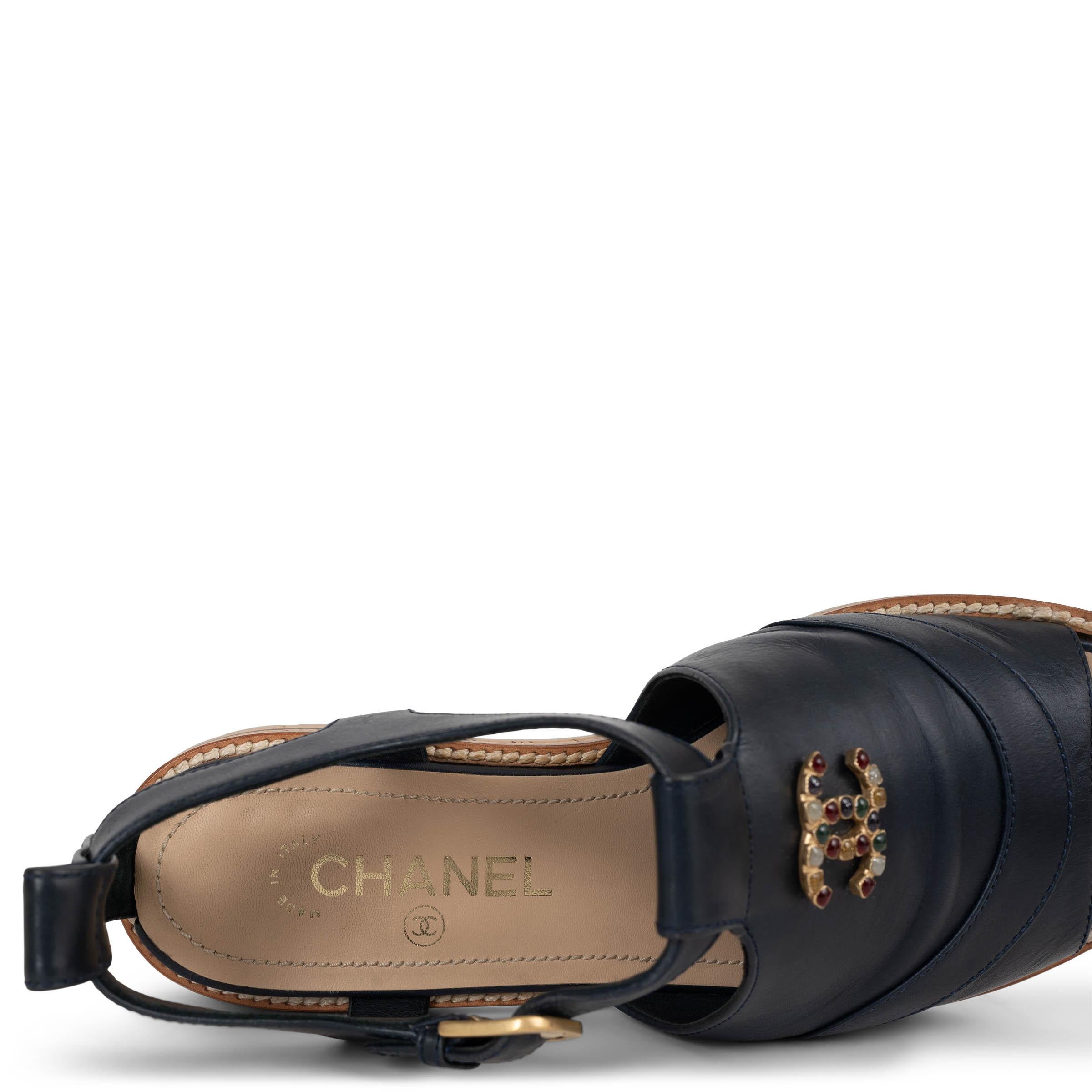 CHANEL Mitternachtsblaue flache Sandalen aus Leder 15P CC Schuhe 38,5 im Angebot 3