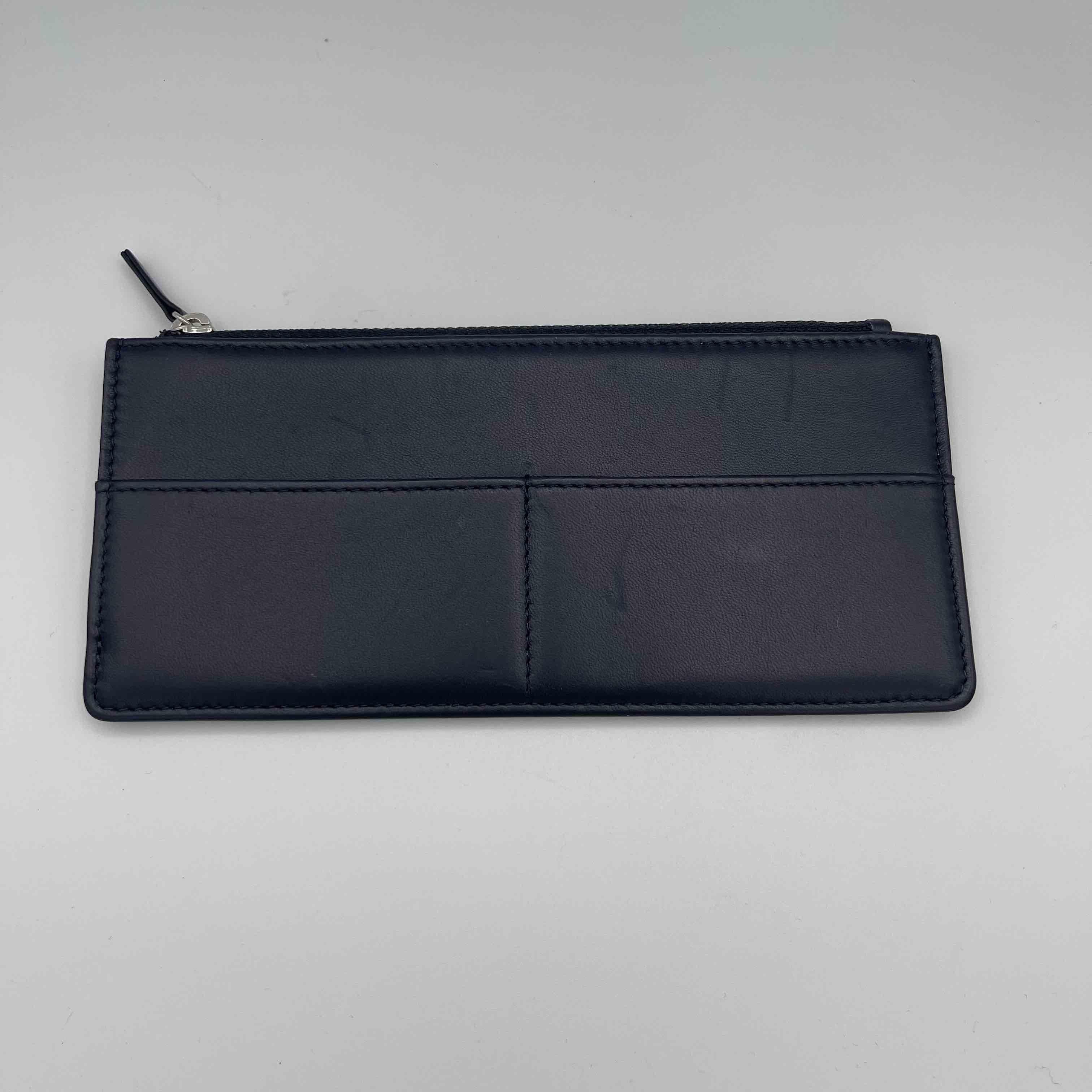 CHANEL midnight blue leather card holder. The hardware is in pale gilt metal.
In very good condition.
Made in Italy.
Dimensions: 19 x 8.5cm

Will be delivered in a non-original dustbag.