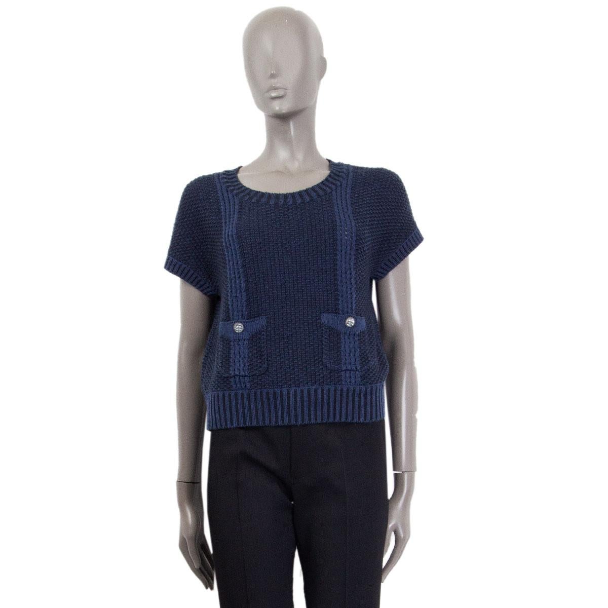 100% authentic Chanel cruise 2017 short sleeve knitted sweater in midnight blue wool (72%) and paper (28%) with round, ribbed neck-line, ribbed sleeves hem and bottom-hem. Featuring two pockets on the front with logo-button. Unlined. Has been worn