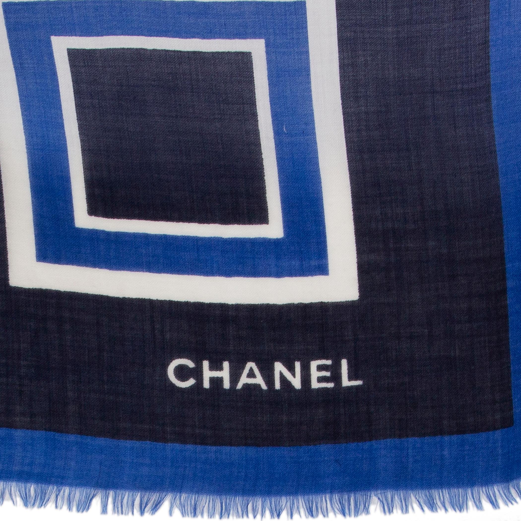 Chanel fringed oblong shawl in midnight blue cashmere (100%) with details in royal blue and white. Has been worn and is in excellent condition.

Width 135cm (52.7in)
Length 200cm (78in)