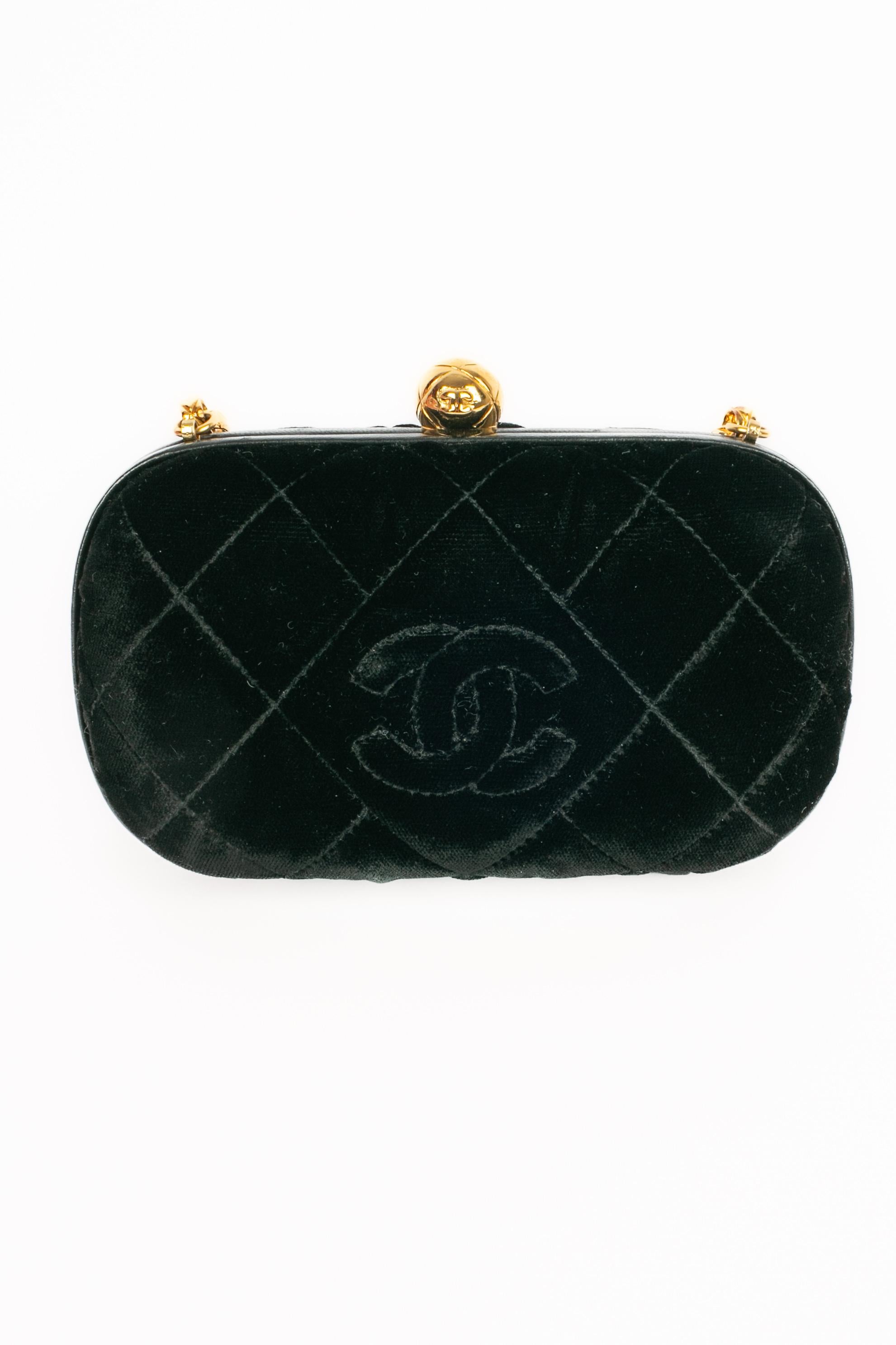 CHANEL - (Made in Italy) Quilted black velvet minaudiere bag with a black leather interior, a chain handle, and a quilted golden metal fastener. A 1991/1994 Collection.

Condition:
Very good condition

Dimensions:
Length: 18 cm - Height: 12 cm -
