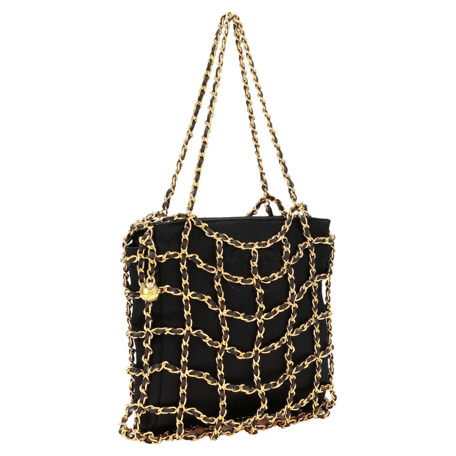 Chanel Rare Vintage Micro Mini Woven Chain Minaudière Clutch

1994 {VINTAGE 28 Years}
Gold hardware
Iconic cage throughout
Stitched CC logo at front
2 Interior zippered pockets
Satin bag: 10