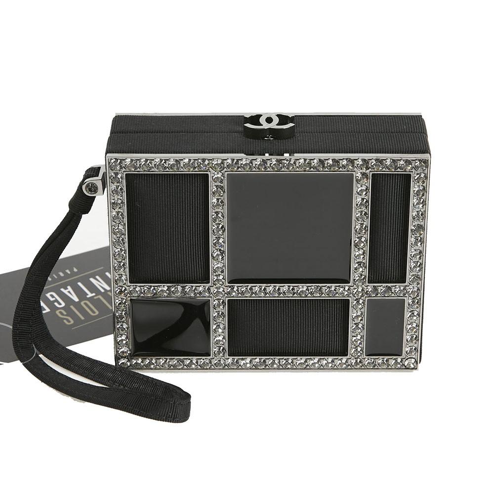 OMG Collector piece, very rare! CHANEL evening minaudière in plexi frame with black cotton piqué and rhinestones. It is worn in the hand and on the wrist. It is lined in black suede.
In very good condition.
Made in Italy
Dimensions: 12 x 9 x 4.5