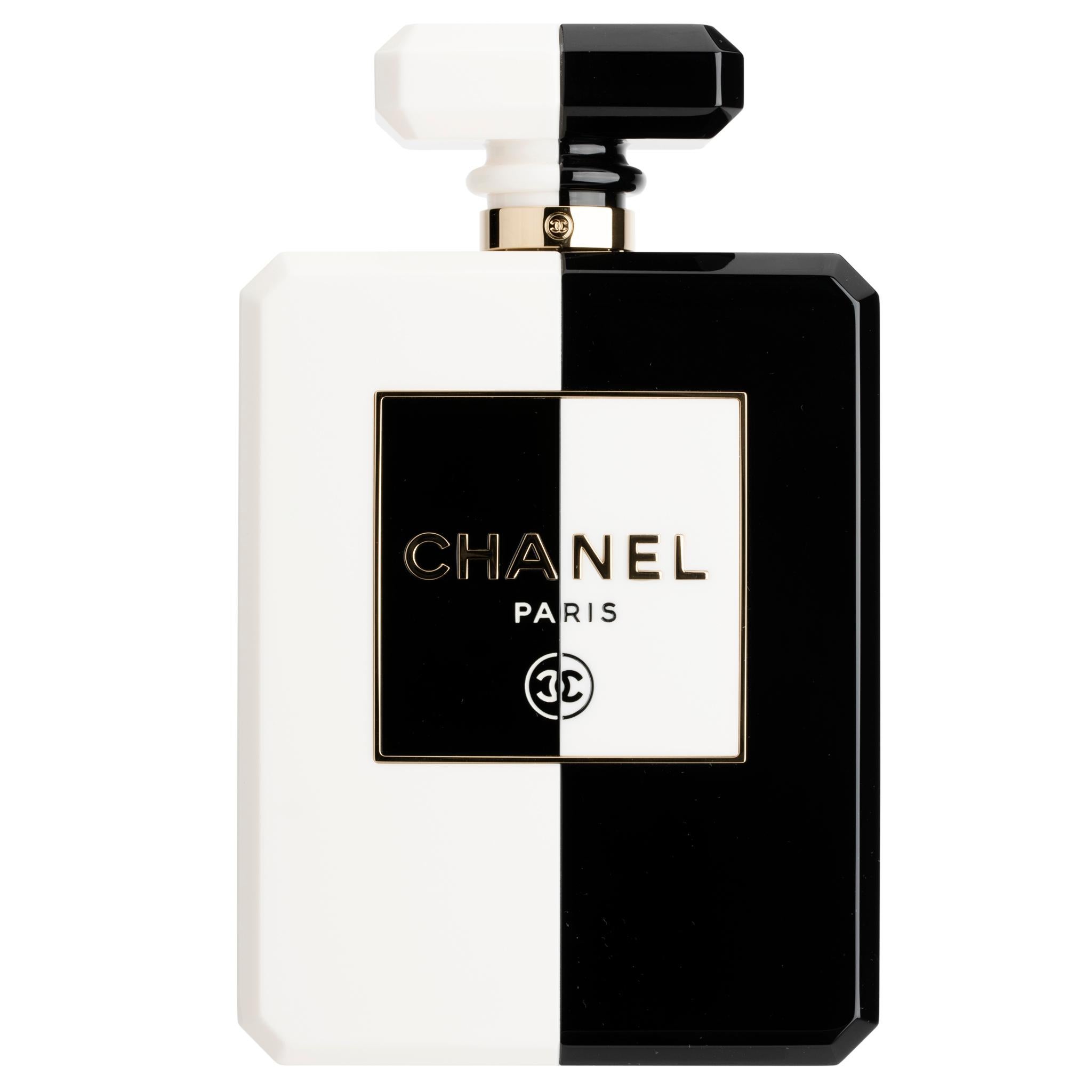 This stunning Chanel minaudière has been skilfully crafted from black and white lucite. The geometric use of shapes and colours, combined with accents of gold-tone hardware make this creation simplistically beautiful. The push lock clasp opens to