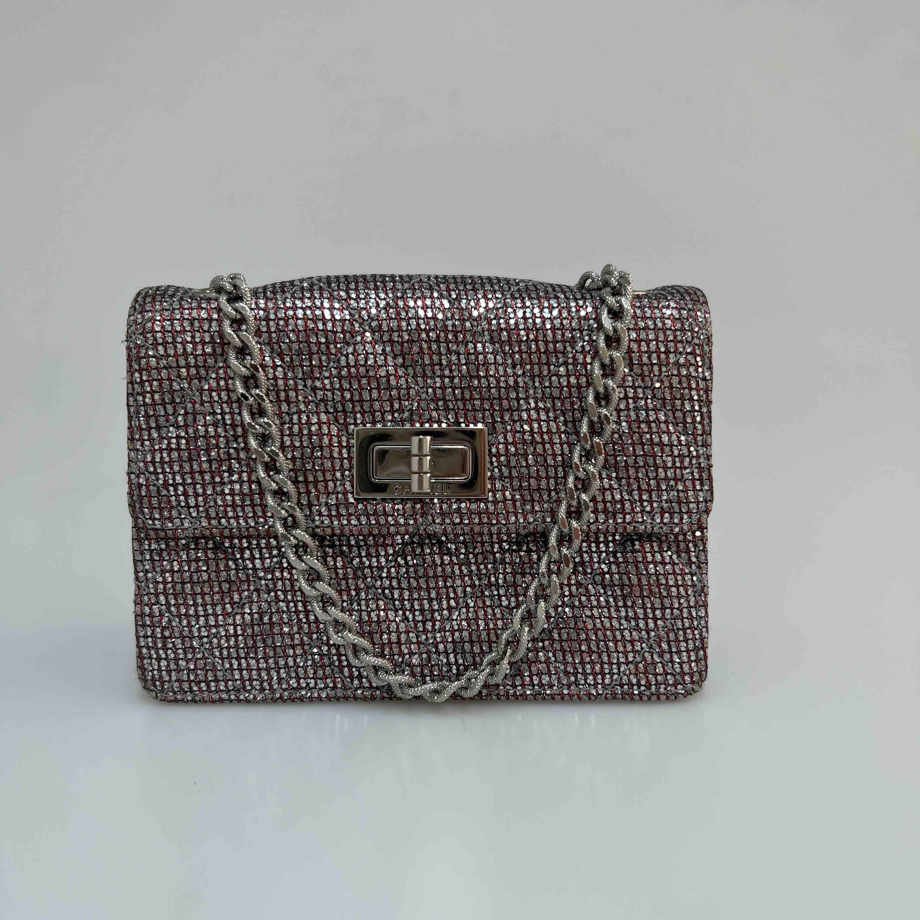 CHANEL Mini 255 Bag in Pink and Silver fabric set with rhinestones. Beautiful evening bag. The hardware is in silver metal.
In very good condition.
Made in France.
Material: fabric
Dimensions: 14 x 10 x 6cm
Shoulder strap: 130 cm
Hologram: