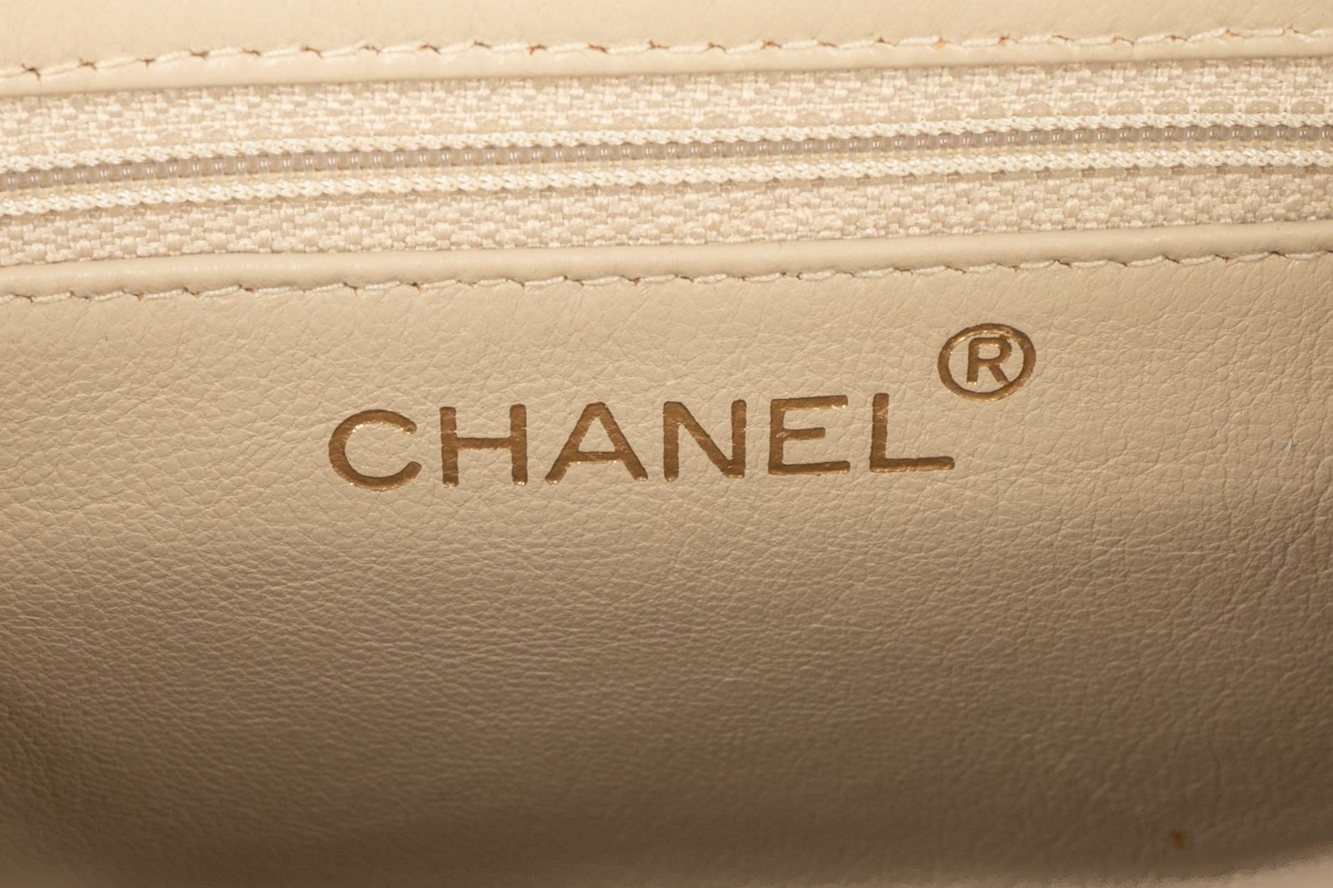 Mini sac Chanel circa 1998 en vente 6