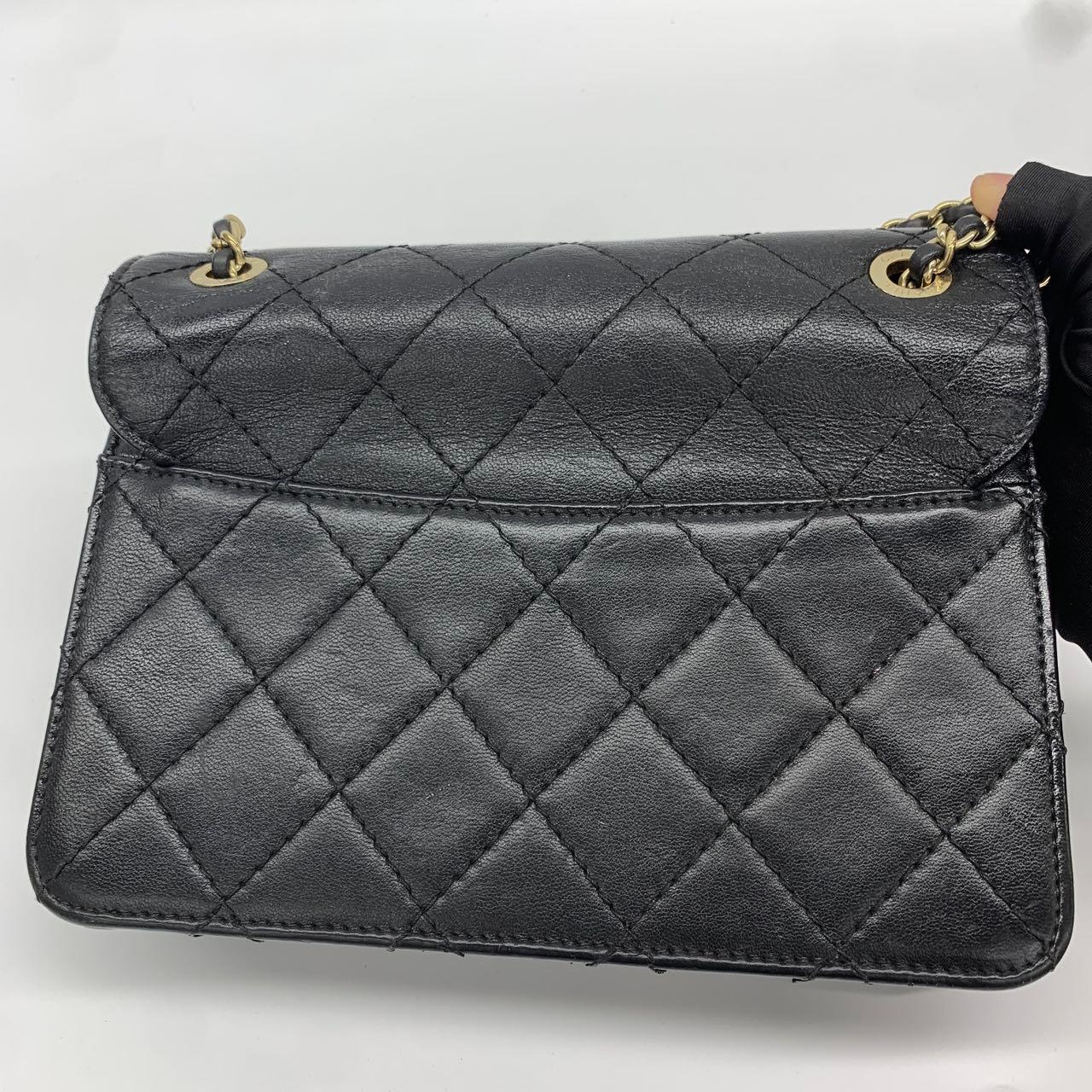 Chanel Mini Beauty Lock Flap Bag Nero Pelle d'agnello Tracolla a catena 2017 in vendita 13