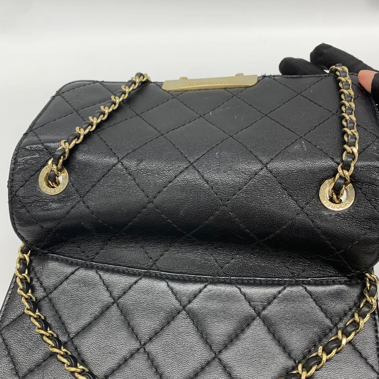 Chanel Mini Beauty Lock Flap Bag Nero Pelle d'agnello Tracolla a catena 2017 in vendita 14