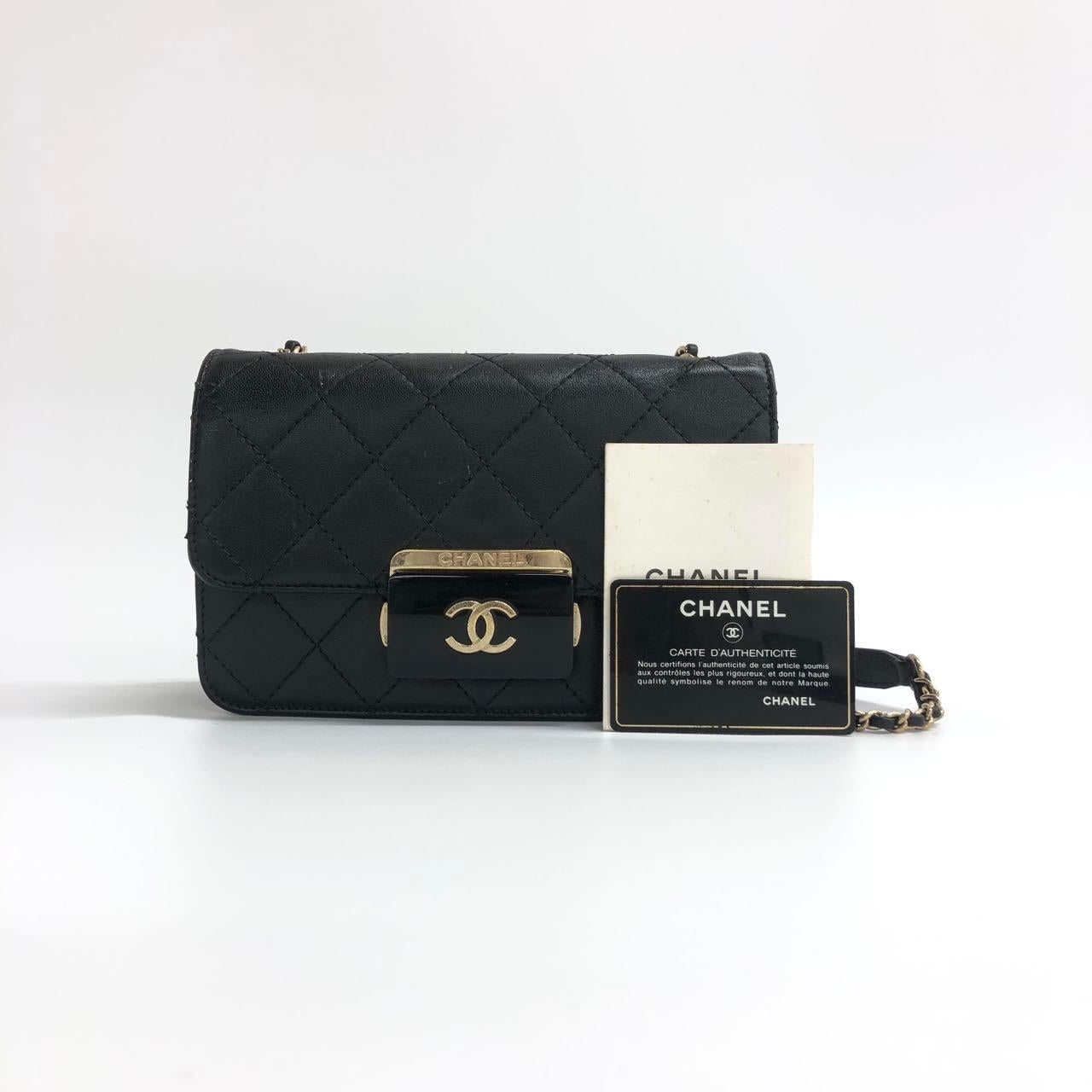 Chanel Mini Beauty Lock Flap Bag Nero Pelle d'agnello Tracolla a catena 2017
Queste sono foto professionali della borsa offerta da Luxbags.
Condit: ECCELLENTE.
Nel complesso segni d'uso molto leggeri. Leggere macchie all'interno. Sfregamenti sugli