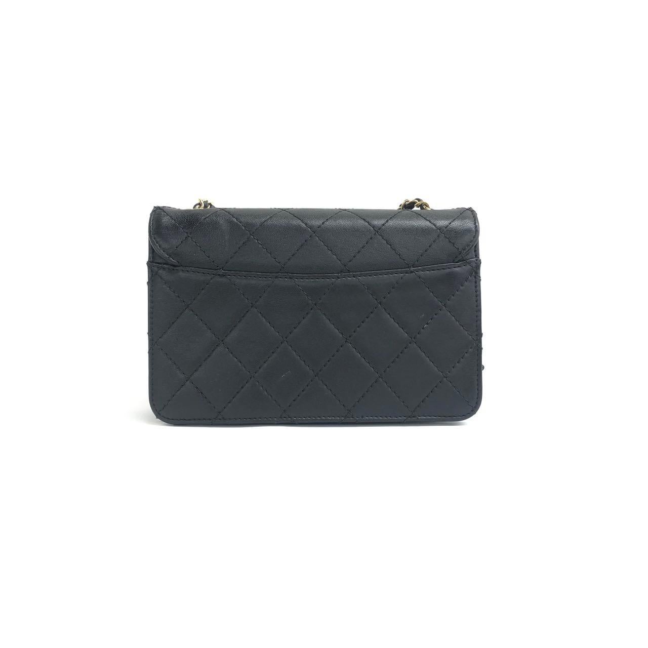 Chanel Mini Beauty Lock Flap Bag Nero Pelle d'agnello Tracolla a catena 2017 In condizioni buone in vendita a AUBERVILLIERS, FR
