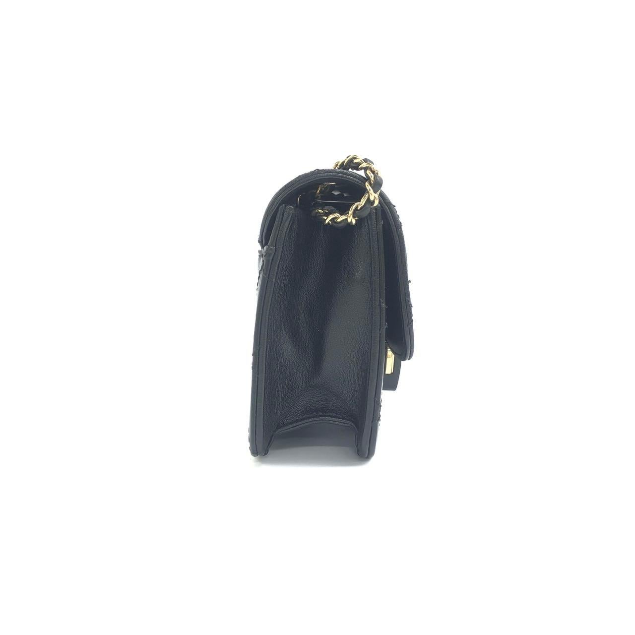 Chanel Mini Beauty Lock Flap Bag Nero Pelle d'agnello Tracolla a catena 2017 in vendita 1
