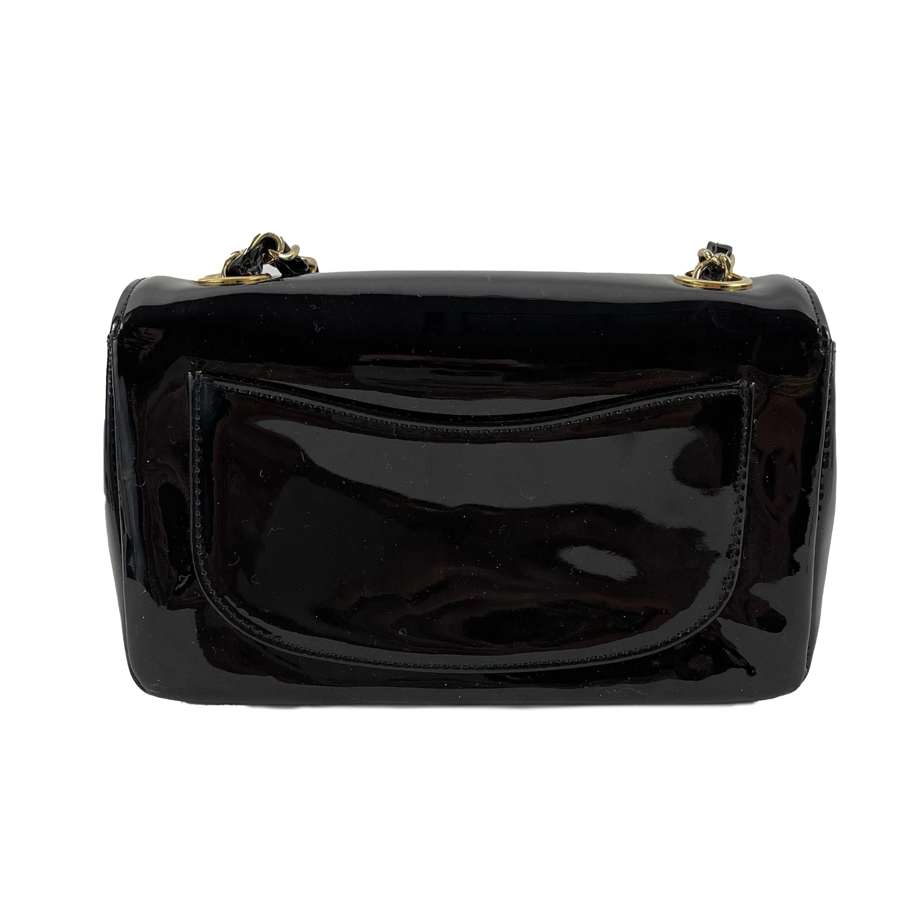 CHANEL- Mini Black / Gold Camellia Flower - Patent Leather Single Flap Crossbody

Description

Chanel Camellia Flap Bag by Karl Lagerfeld from the early 2000s.
This crossbody bag features a patent leather body with a camellia flower detail at the
