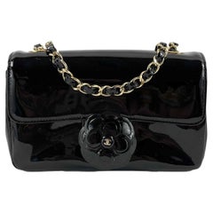 CHANEL- Mini- Crossbody aus Lackleder mit einer Klappe in Schwarz / Gold mit Kamelienblume
