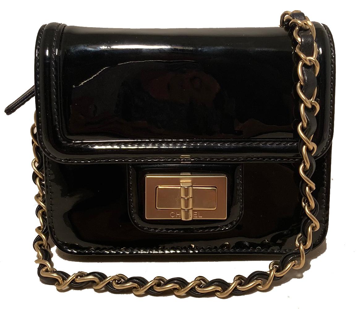 Chanel Mini Black Patent Leather Classic Shoulder Bag in ausgezeichnetem Zustand. Glattes schwarzes Lackleder mit mattgoldenen Beschlägen verziert. Der charakteristische Schulterriemen aus gewebter Kette und Leder ist lang genug, um ihn als