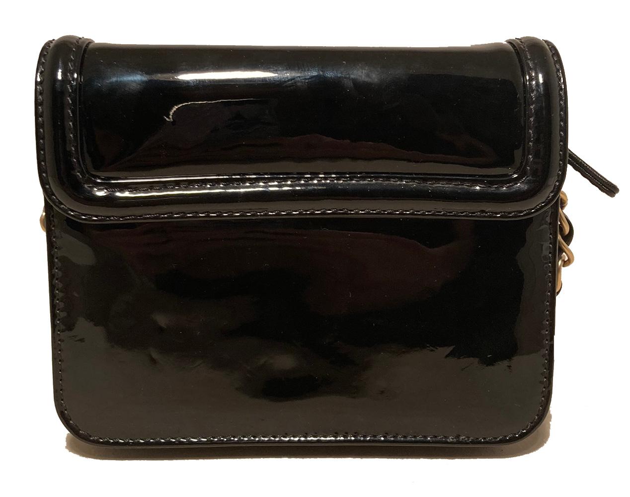 Noir Chanel - Mini sac à bandoulière classique en cuir verni noir en vente