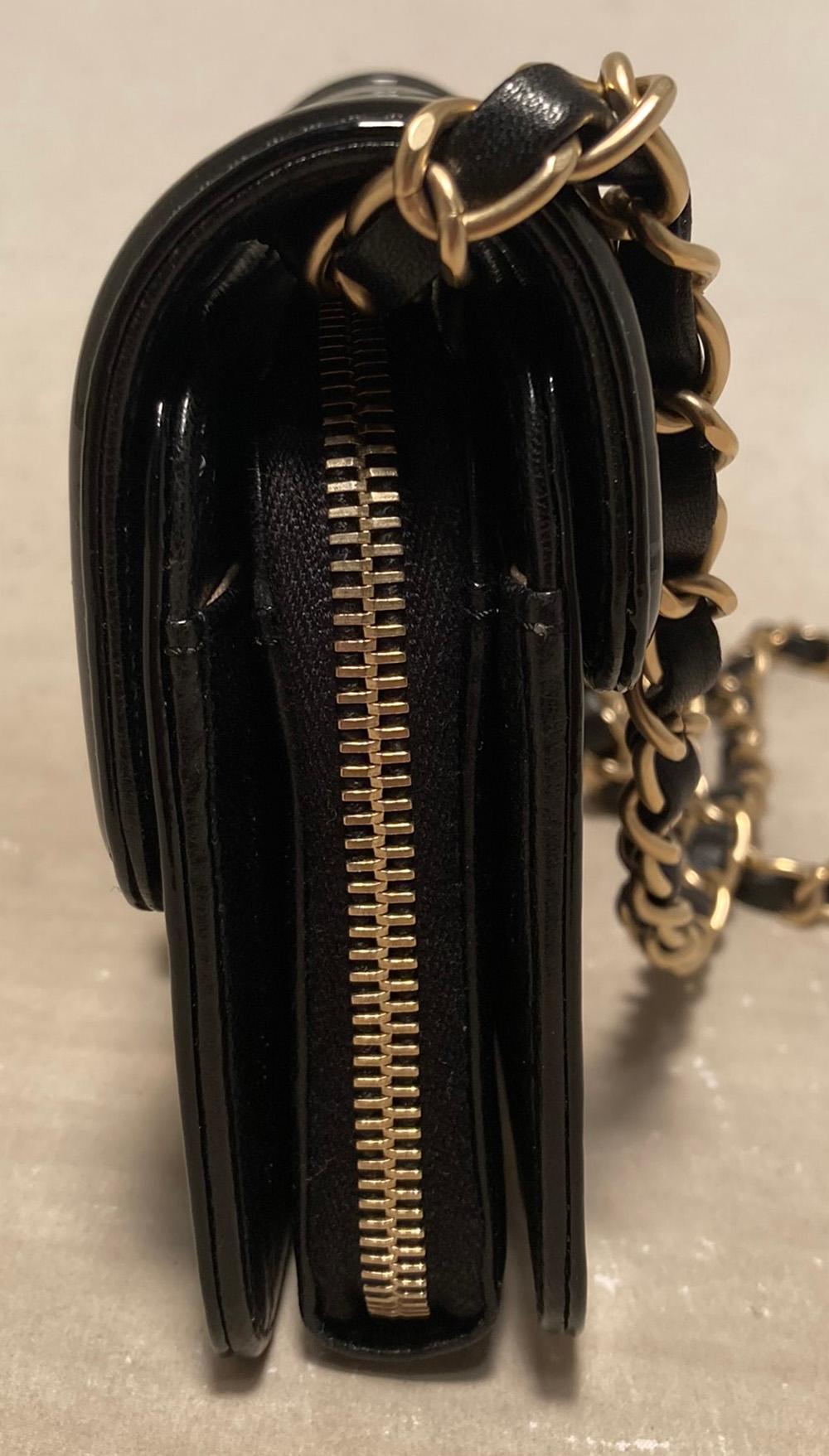 Chanel - Mini sac à bandoulière classique en cuir verni noir Excellent état - En vente à Philadelphia, PA