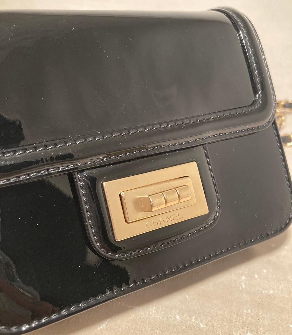 Chanel Mini Schwarze klassische Umhängetasche aus Lackleder im Angebot 2