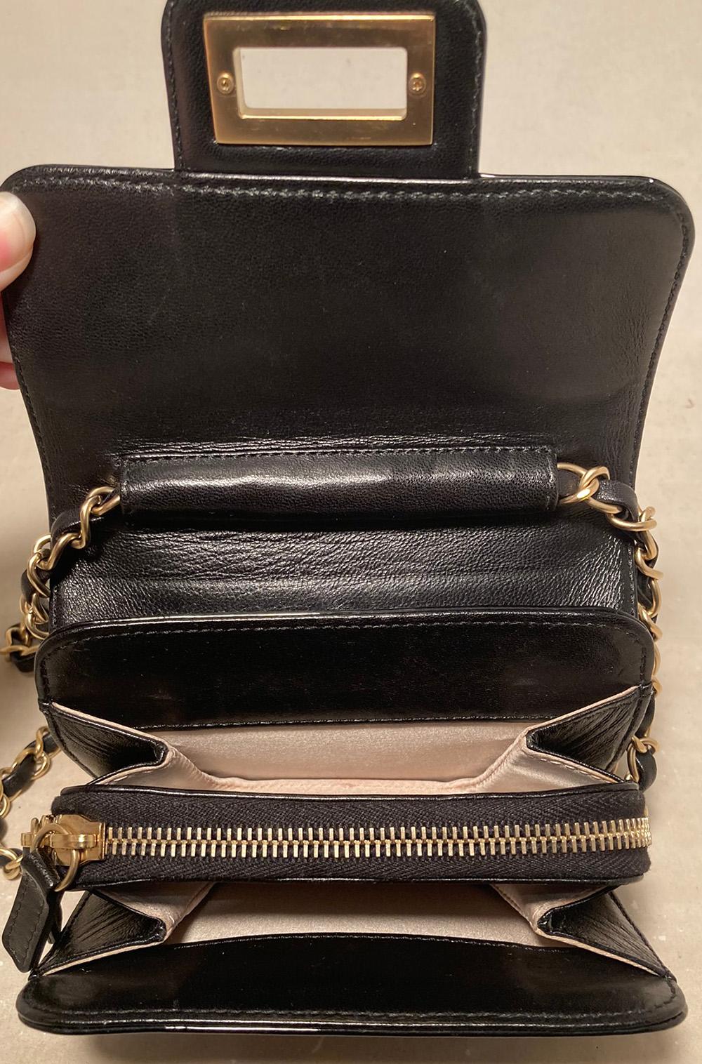 Chanel - Mini sac à bandoulière classique en cuir verni noir en vente 2