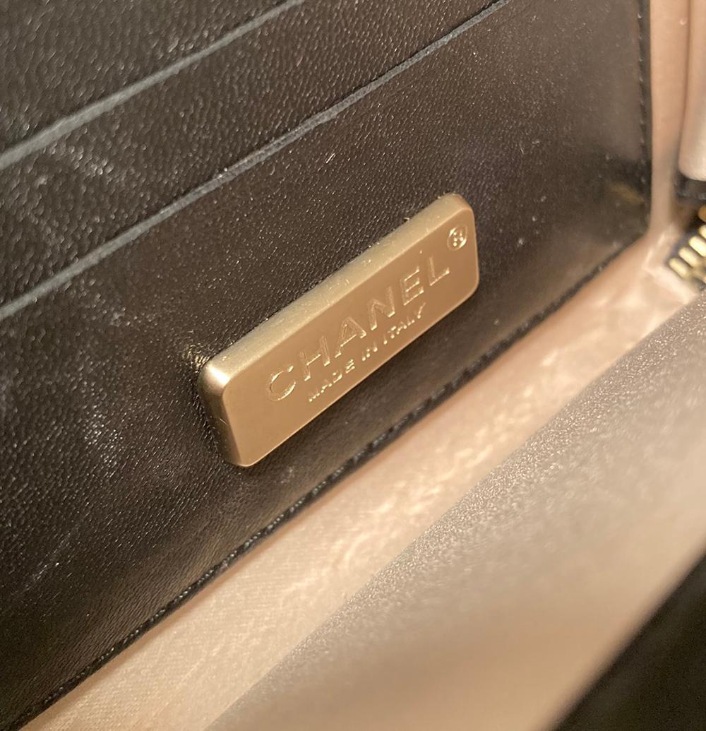 Chanel - Mini sac à bandoulière classique en cuir verni noir en vente 4
