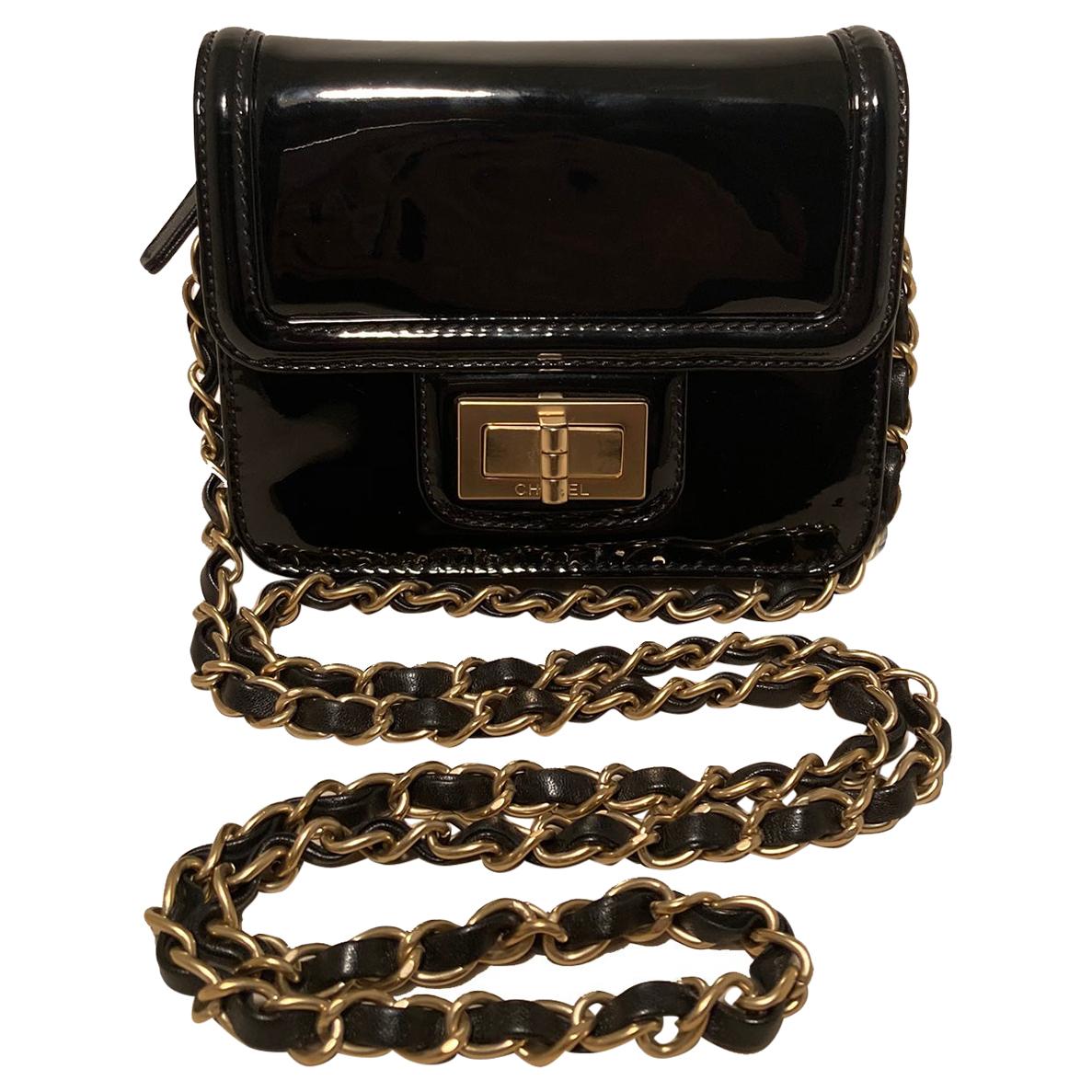 Chanel Mini Schwarze klassische Umhängetasche aus Lackleder im Angebot