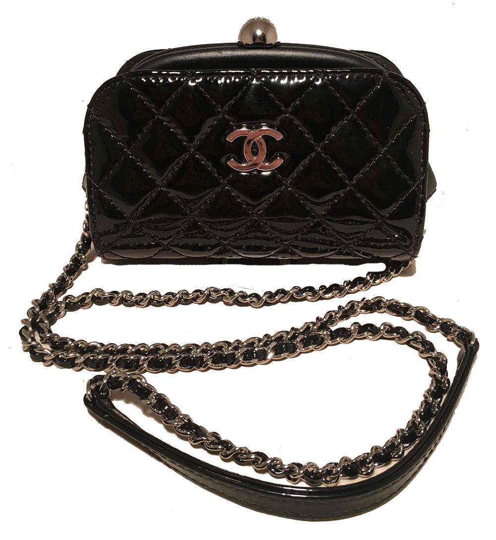 Chanel Mini Black Patent Leather Kiss lock Shoulder Bag in excellent condition. Black quilted patent exterior trimmed with silver hardware and black leather. Kiss lock top closure opens to leather interior. no stains, smells or scuffs. clean corners