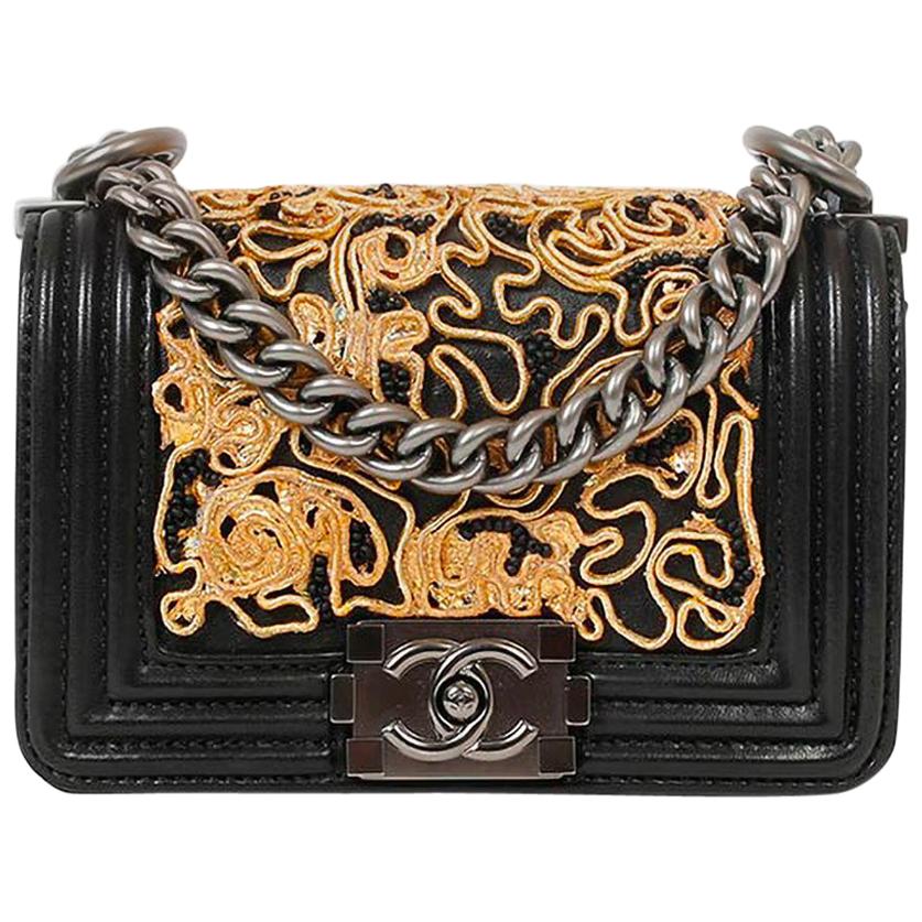 CHANEL Mini Boy en piel negra, encaje dorado y perlas negras en venta