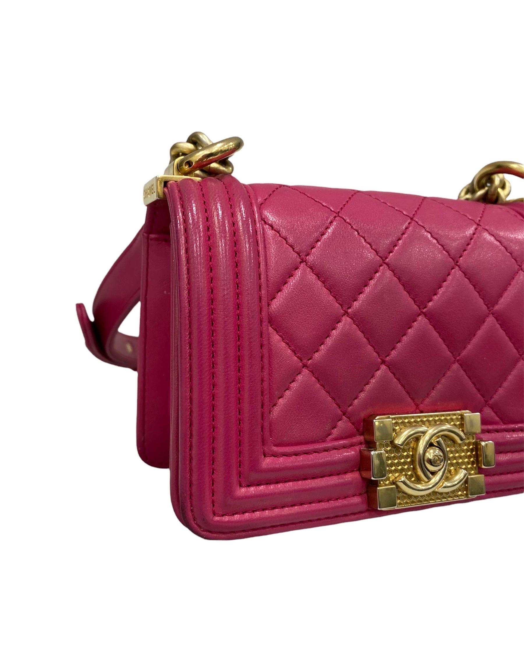 Chanel Boy Edition shoulder bag in fuchsia quilted leather with gold hardware.

Features a front flap with CC interlocking closure. The interior is lined with a soft pink fabric and has a pocket inside. It has some small spots.

The bag features a