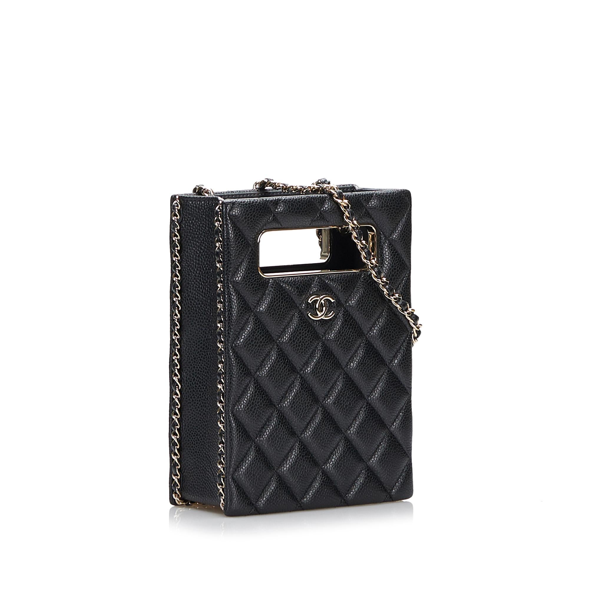 Le sac de soirée est composé d'un corps en cuir matelassé, d'une chaîne en cuir tressé et d'un couvercle ouvert.
Coins extérieurs usés
Doublure intérieure rayée
Attachement pratique rayé
Bon état.
Livré avec un sac à poussière