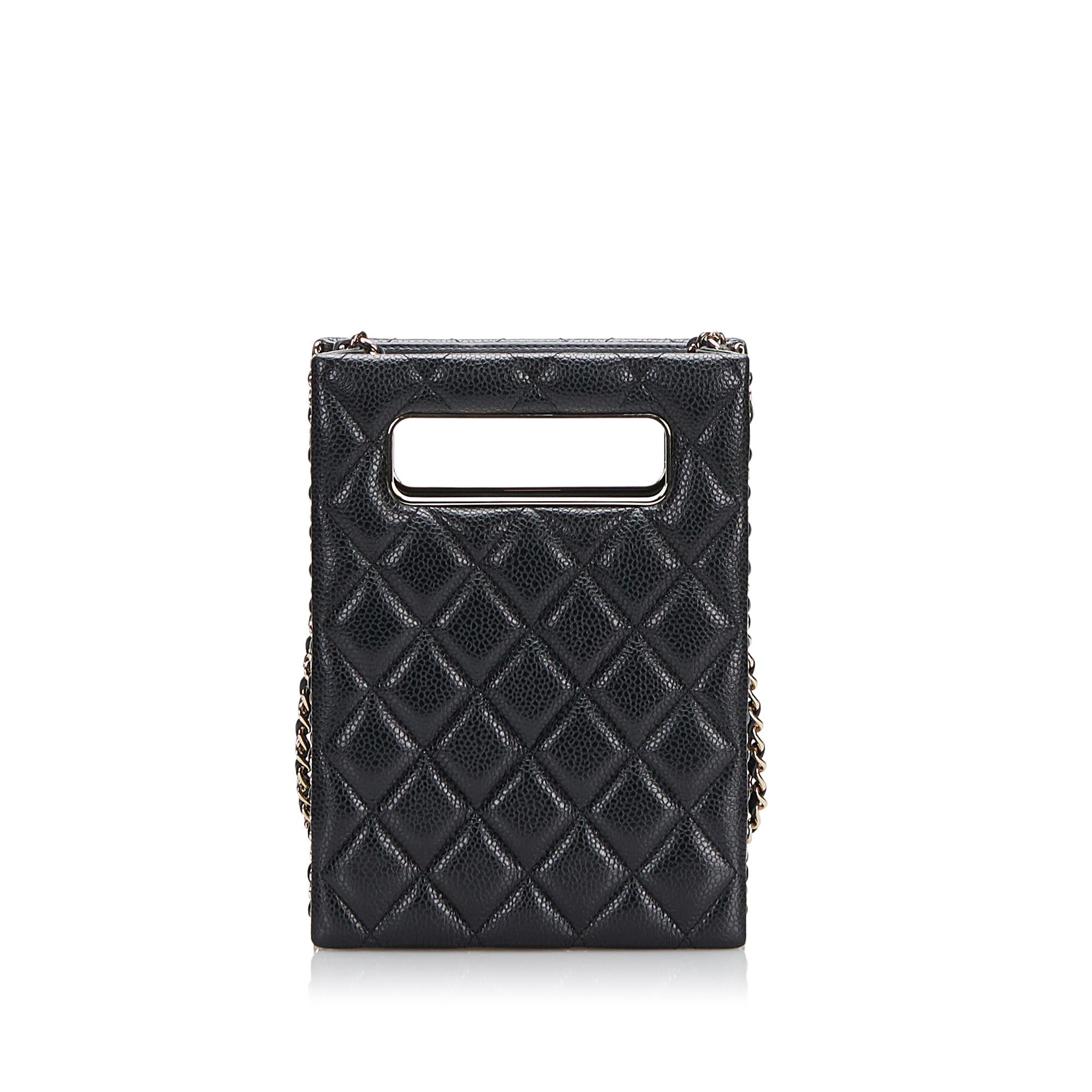 Noir Chanel - Mini sac de soirée avec chaîne et découpe en forme de caviar en vente