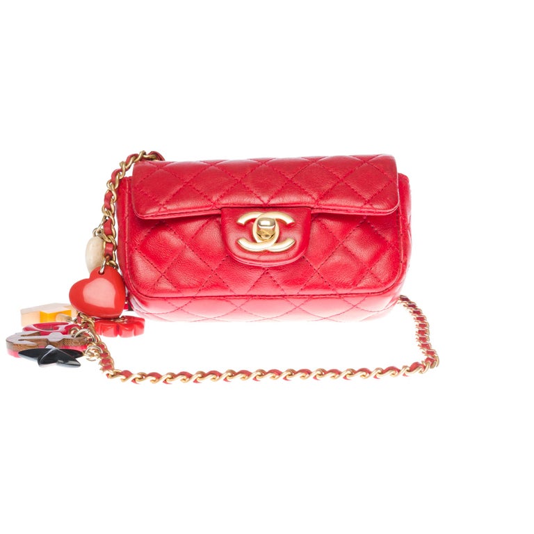 Gorgeous and highly sought after Chanel Valentine Mini Charms Flap bag in red quilted leather, gold metal shoulder strap handle decorated with heart-patterned wooden charms (Valentine charms) intertwined with red leather for a shoulder or shoulder