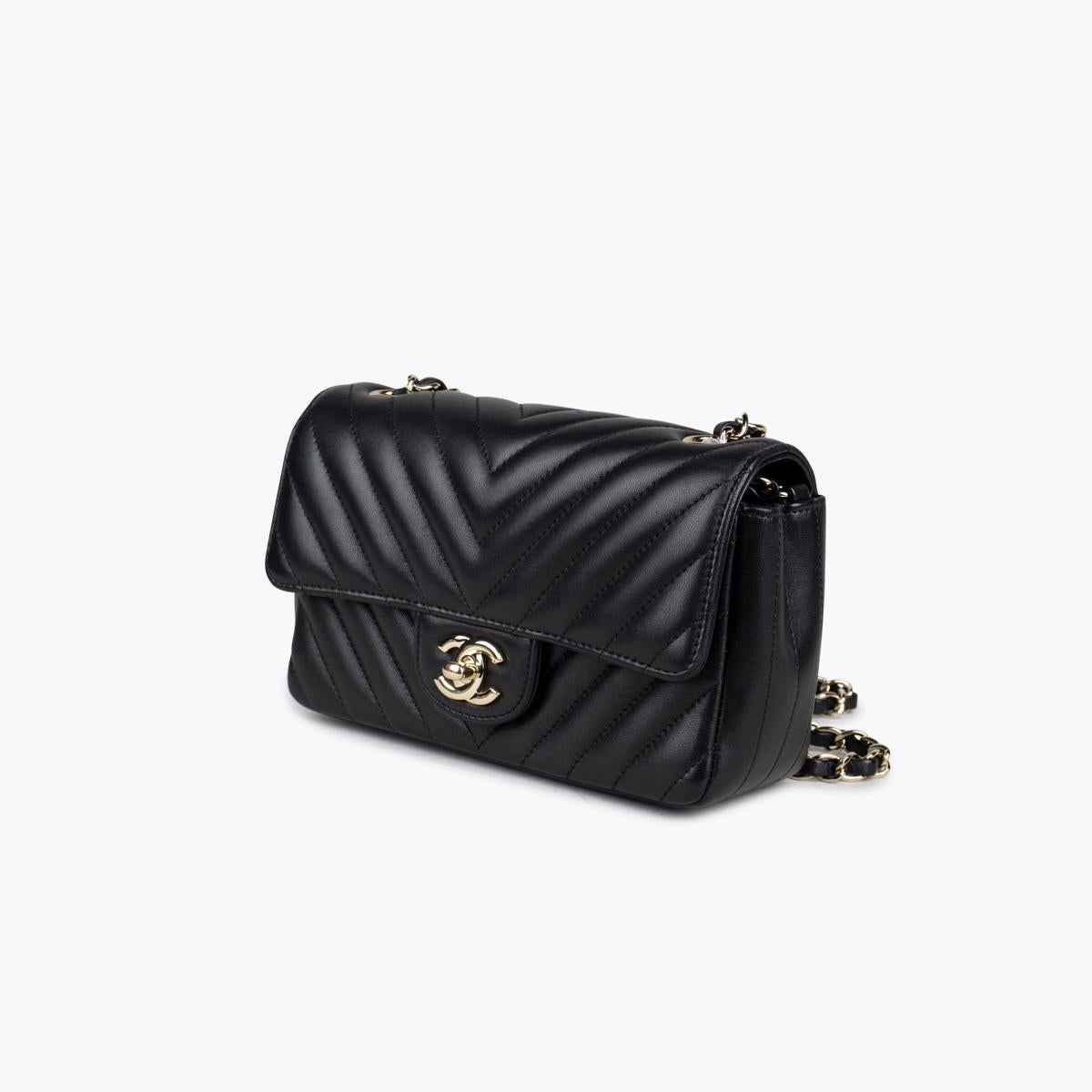 Chanel Mini Classic Chevron Flap Bag

– Silver-tone hardware
– Interlocking CC logo & quilted Pattern
– Chain-link shoulder straps
– Single exterior pocket
– Leather lining & dual interior pockets
–Turn-lock closure at front

Overall Preloved
