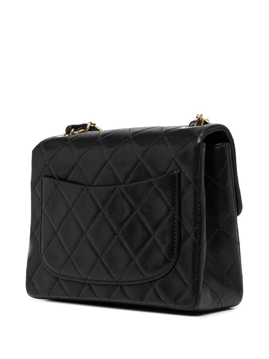 Chanel Mini Klassische quadratische Umhängetasche mit Klappe im Zustand „Hervorragend“ in London, GB