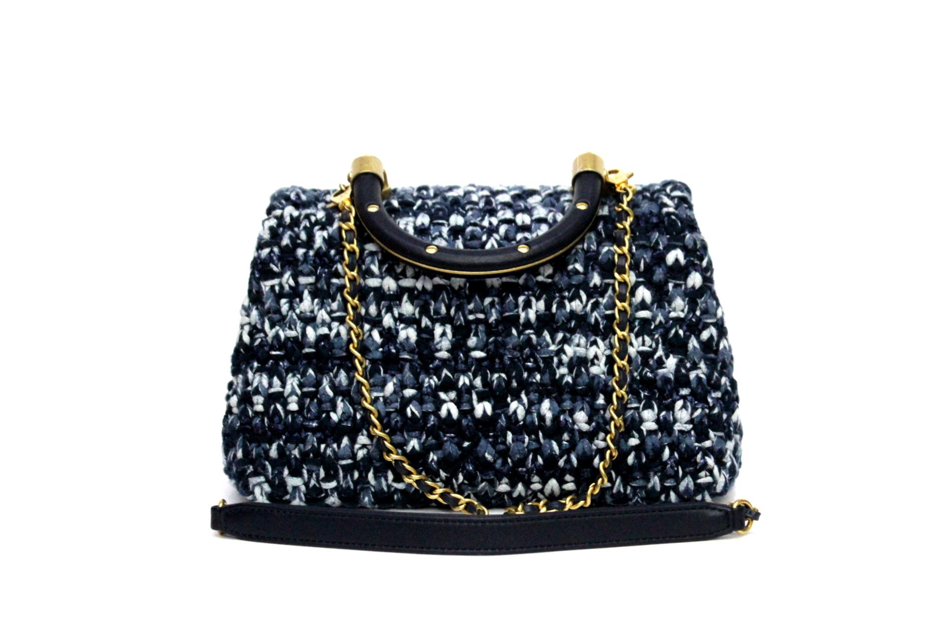 
Chanel Coco Handle model in small size. The bag is made of tweed in various shades of blue, the finishes and woven leather of the chain in a navy blue. It is carried by the handle or worn on the shoulder. The shoulder strap can be removed. Antique