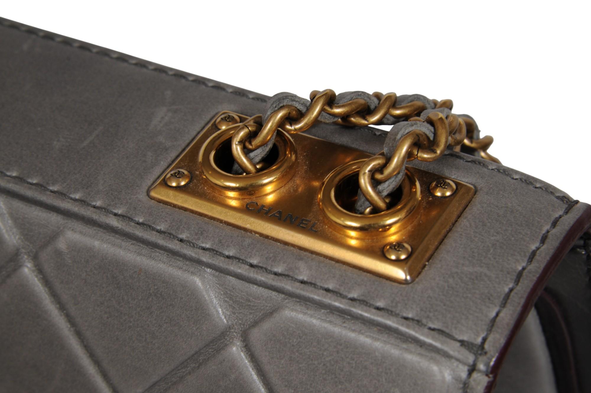 Chanel Mini Flap Bag Grey Debased Aged Calfskin CC Logo Gold Hardware Cross en vente 11
