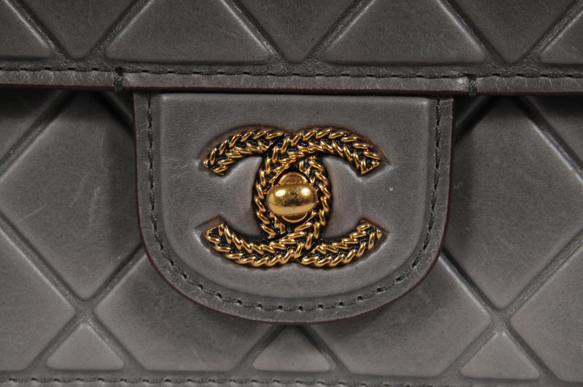 Chanel Mini Flap Bag Grey Debased Aged Calfskin CC Logo Gold Hardware Cross en vente 13