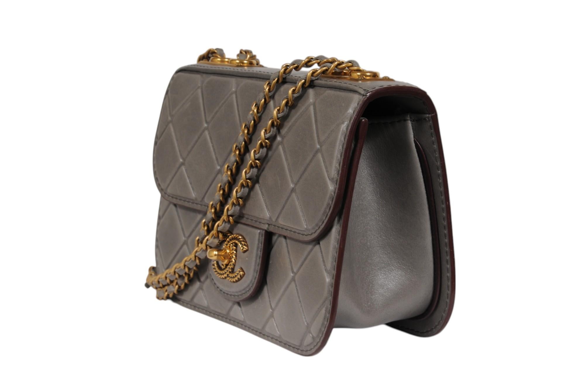 Chanel Mini Flap Bag Grey Debased Aged Calfskin CC Logo Gold Hardware Cross en vente 4