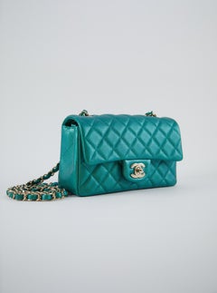 Chanel MINI FLAP BAG in pelle di agnello verde perla con finiture in champagne