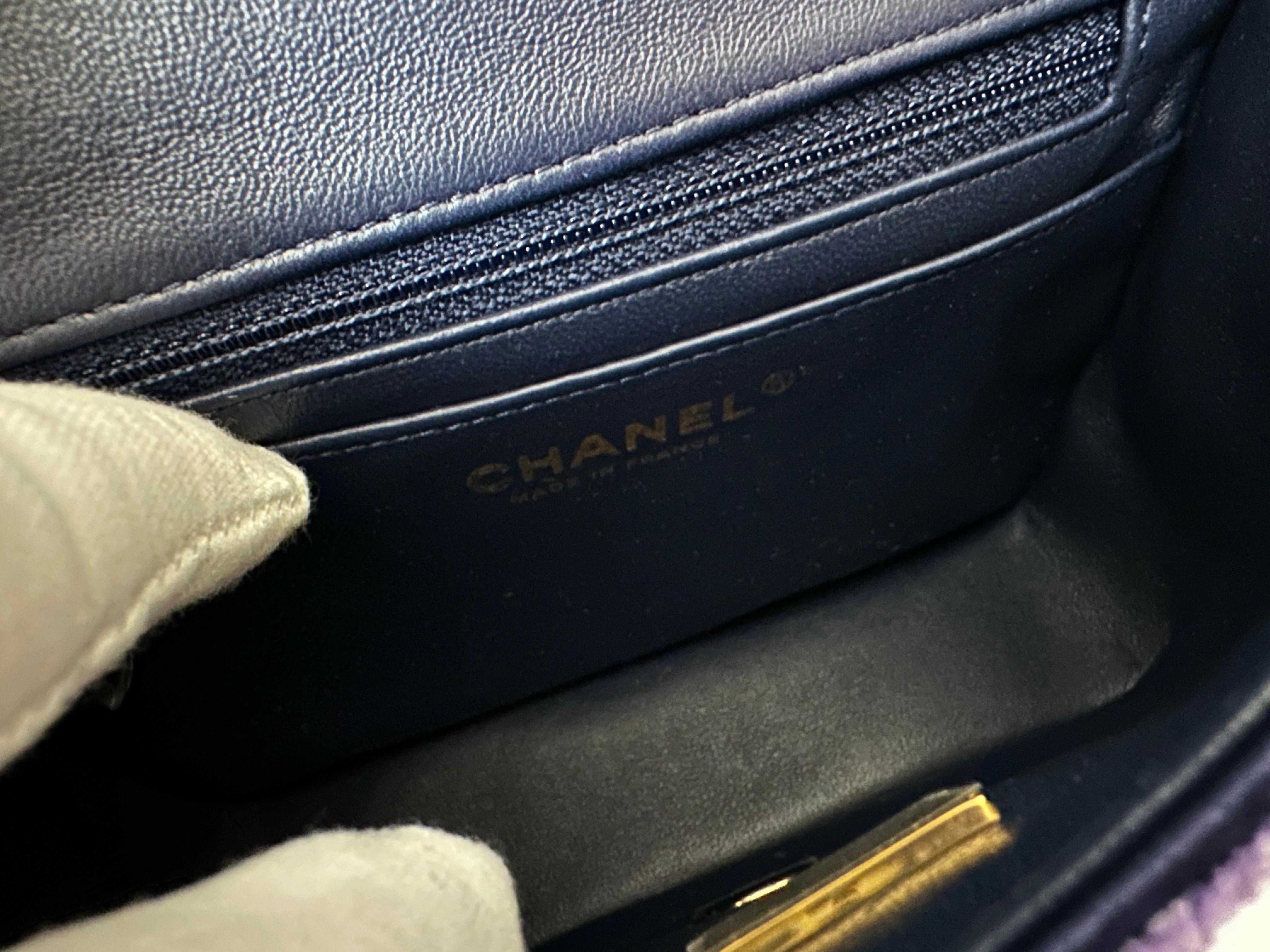 CHANEL Mini sac à rabat Paillettes Cuir Fibres Mixtes Or HW Classic Dress 23C NWT en vente 4