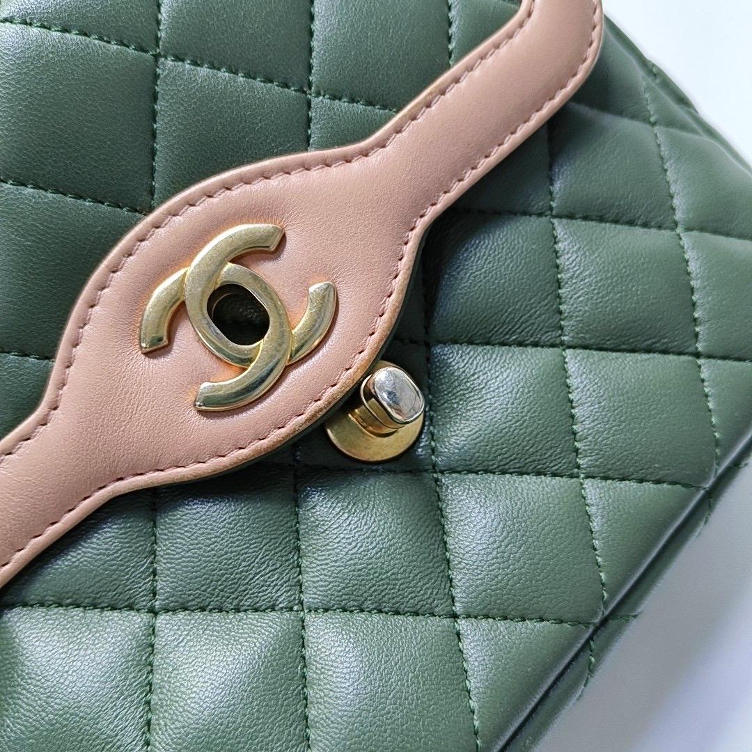 Chanel Mini Flap Green Lambskin Pink Edges Crossbody Bag en vente 6