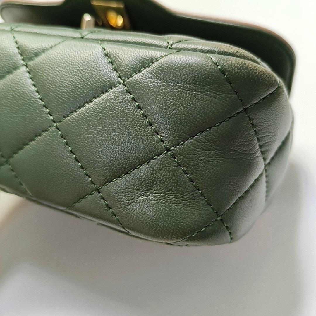 Chanel Mini Flap Green Lambskin Pink Edges Crossbody Bag en vente 8