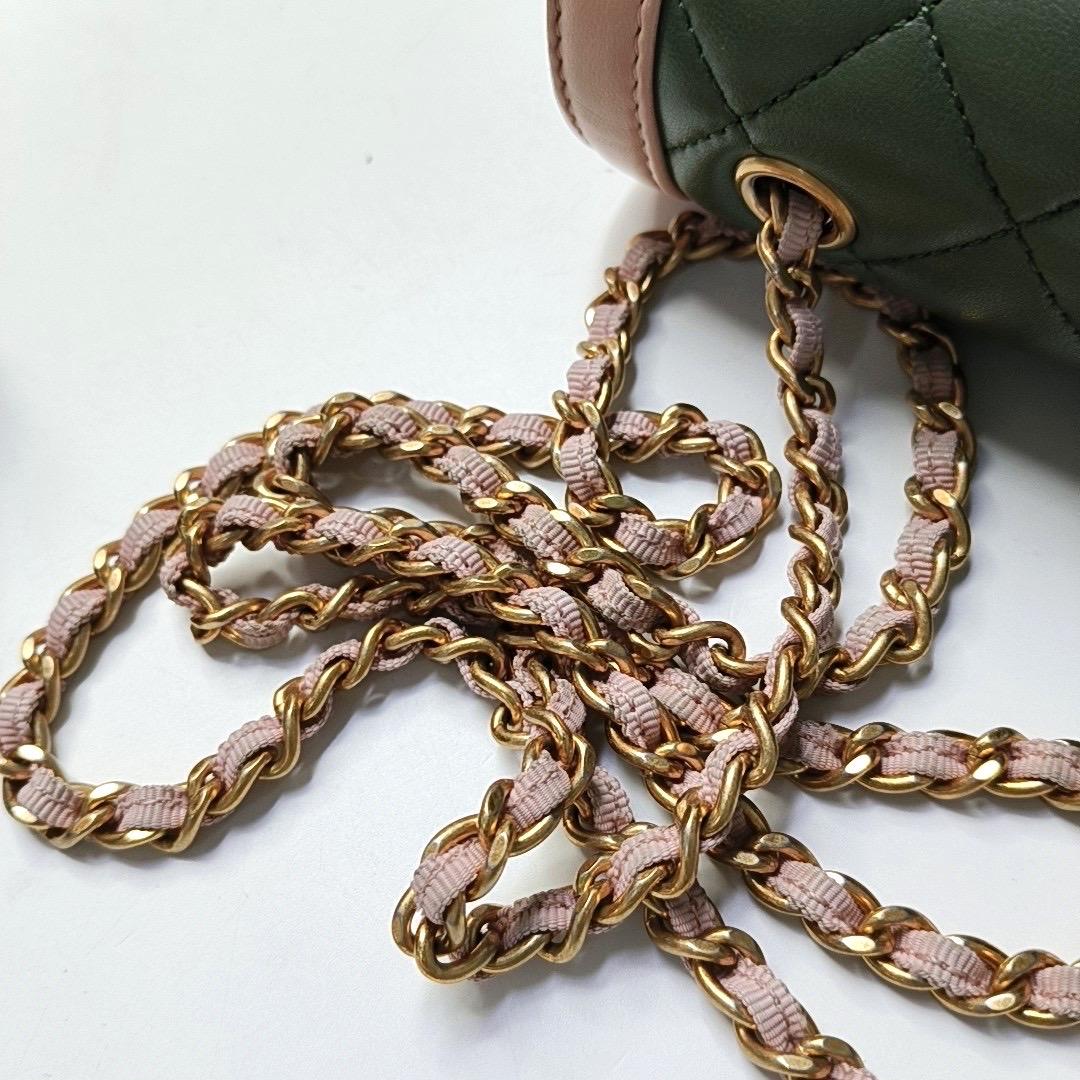 Chanel Mini Flap Green Lambskin Pink Edges Crossbody Bag en vente 11