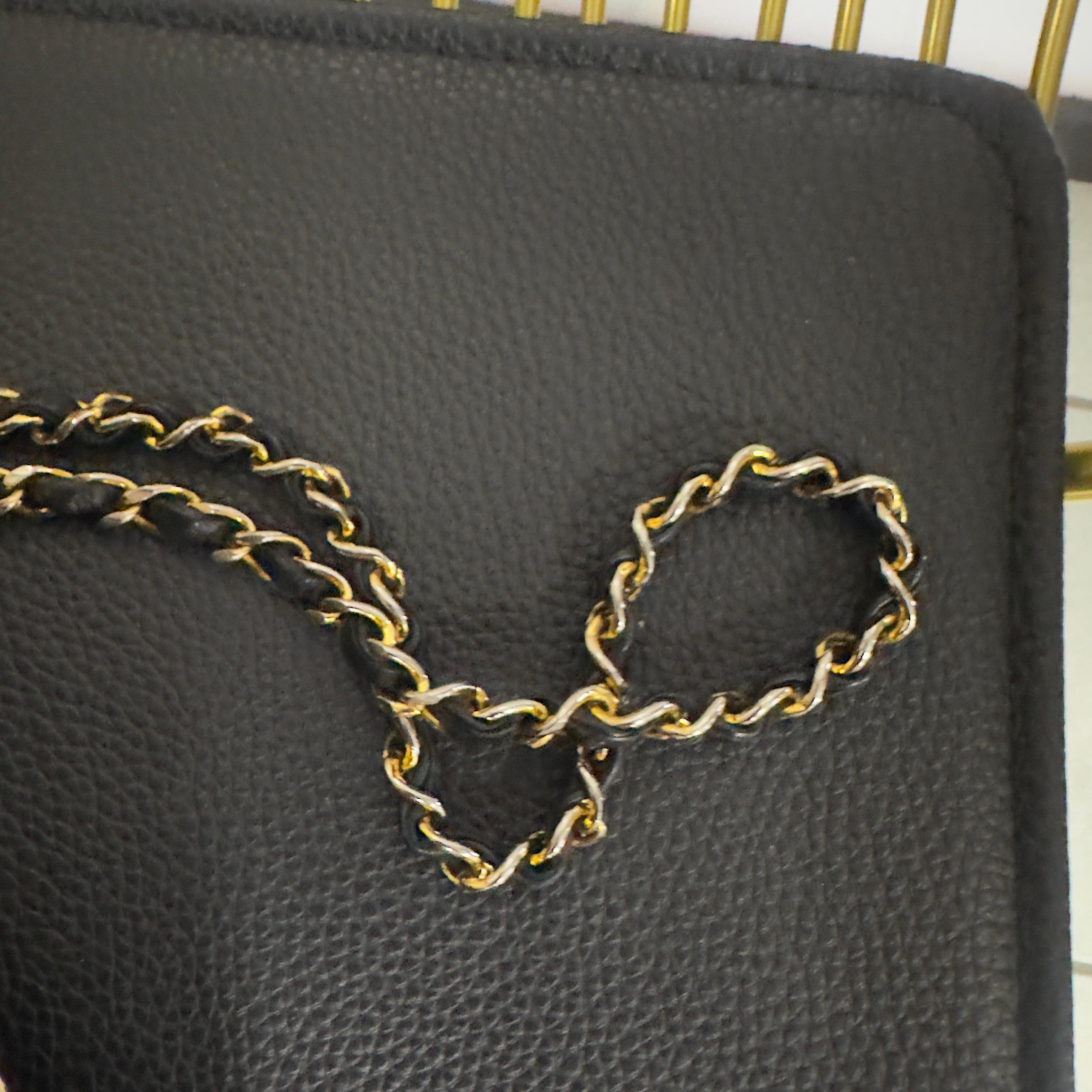 CHANEL – Mini Flap in Pelle Nera con Logo CC Dorato Oversize (Anni ’80) in vendita 5