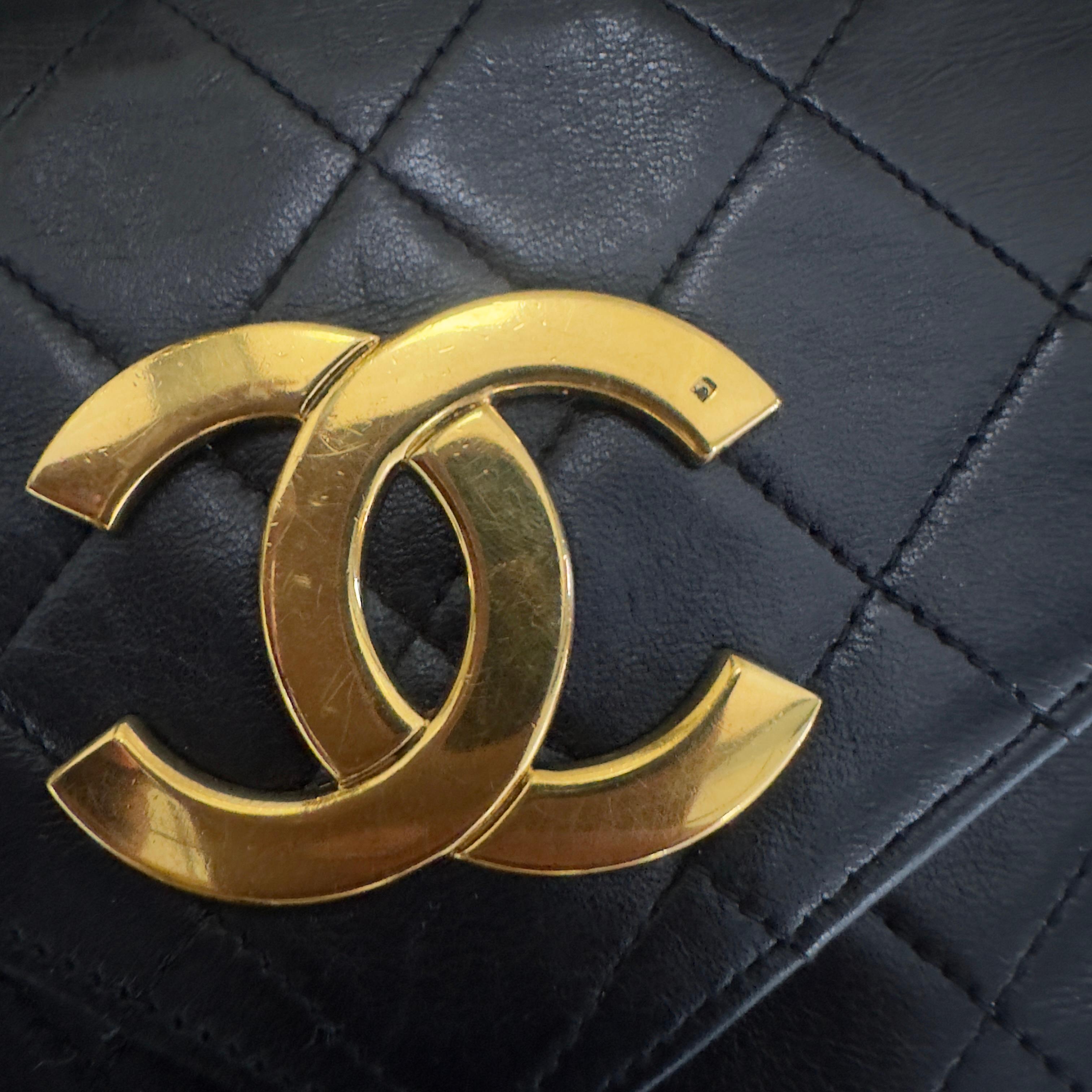 CHANEL – Mini Flap in Pelle Nera con Logo CC Dorato Oversize (Anni ’80) in vendita 6